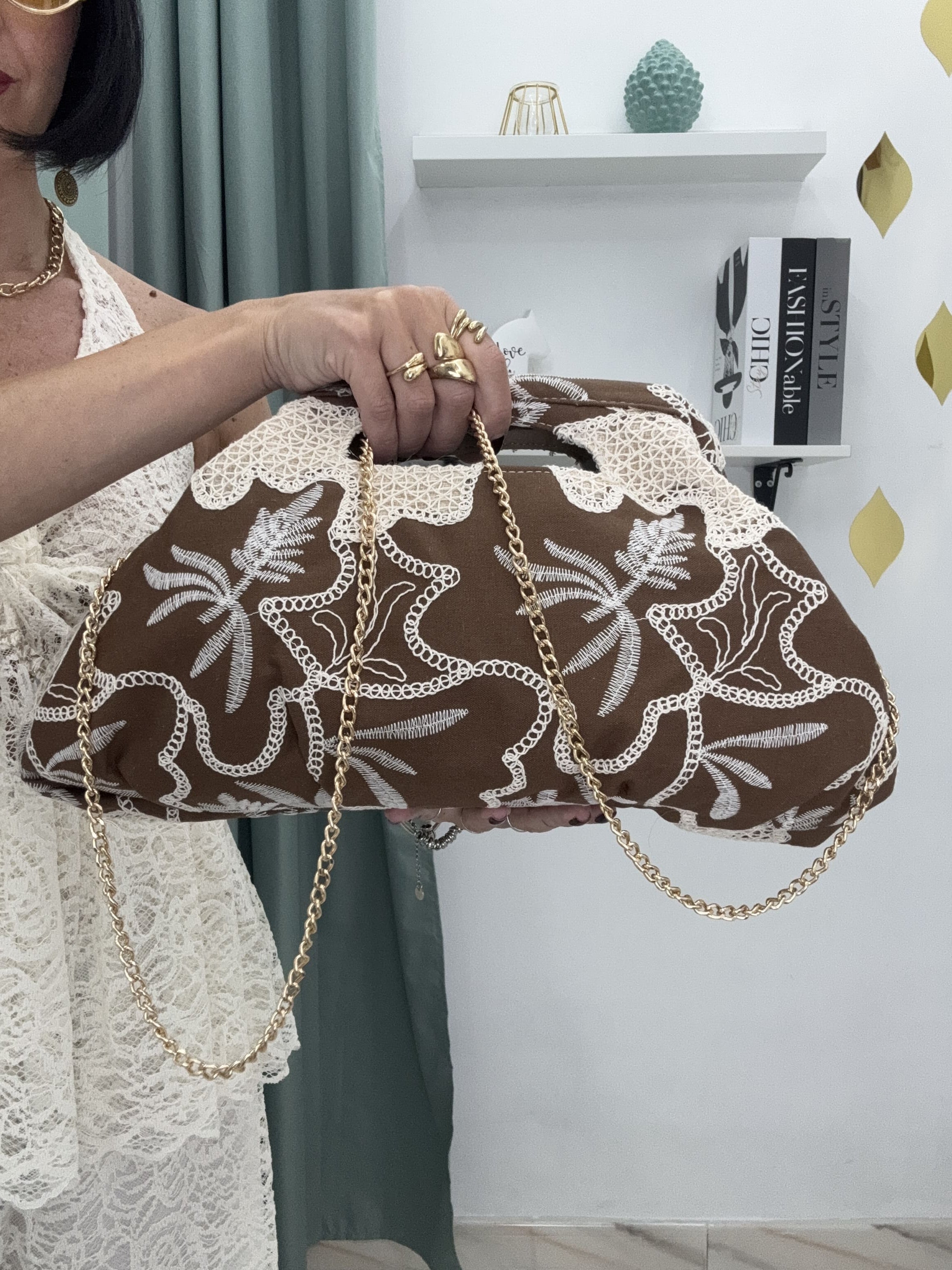 Borsa Clutch a Mano Ricamata con Tracolla a Catena – Disponibile in 4 Colori Chic