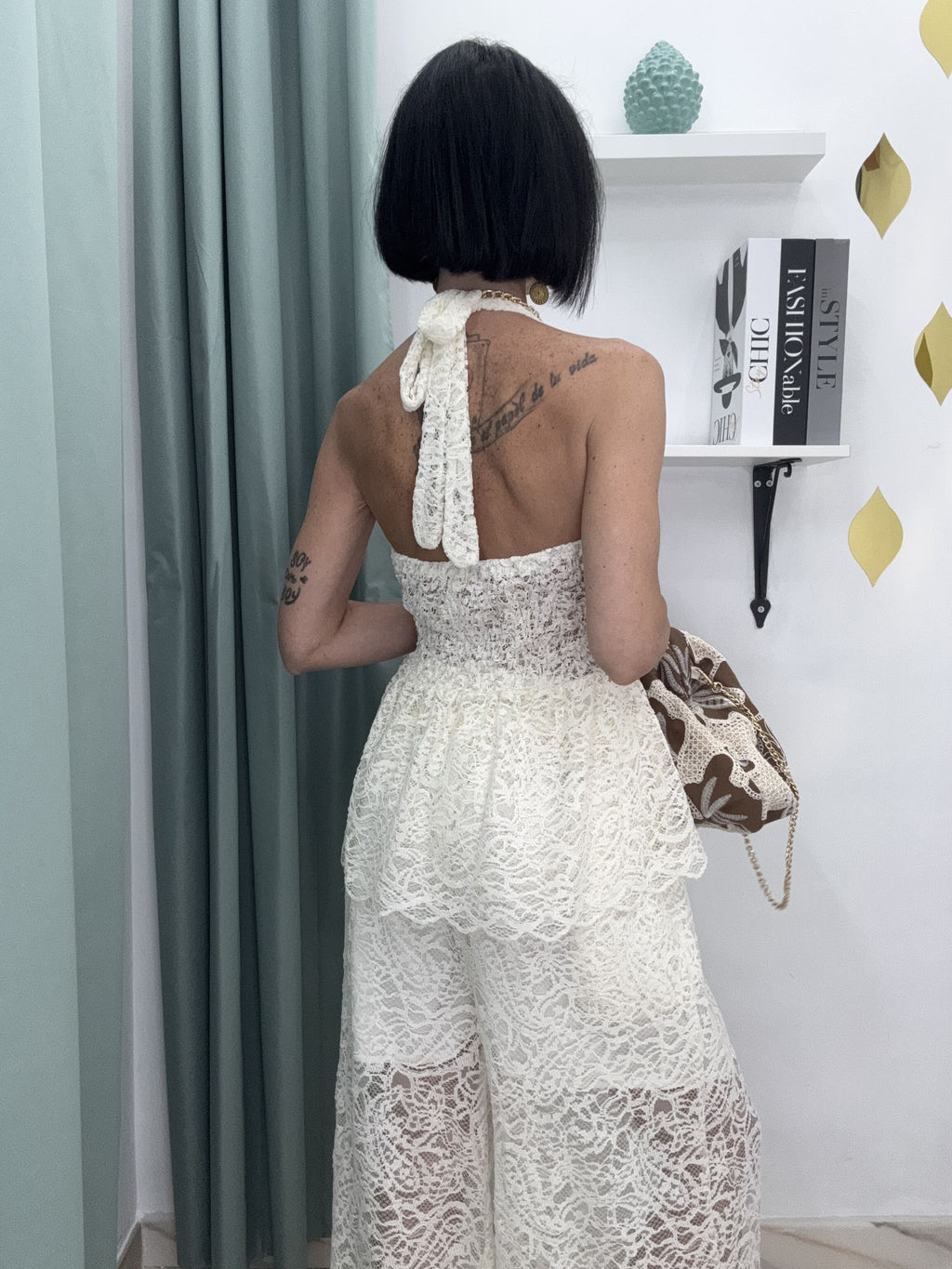 Completo Due Pezzi in Pizzo merletto con Top a Halter e Pantaloni a Palazzo – Bianco e Beige