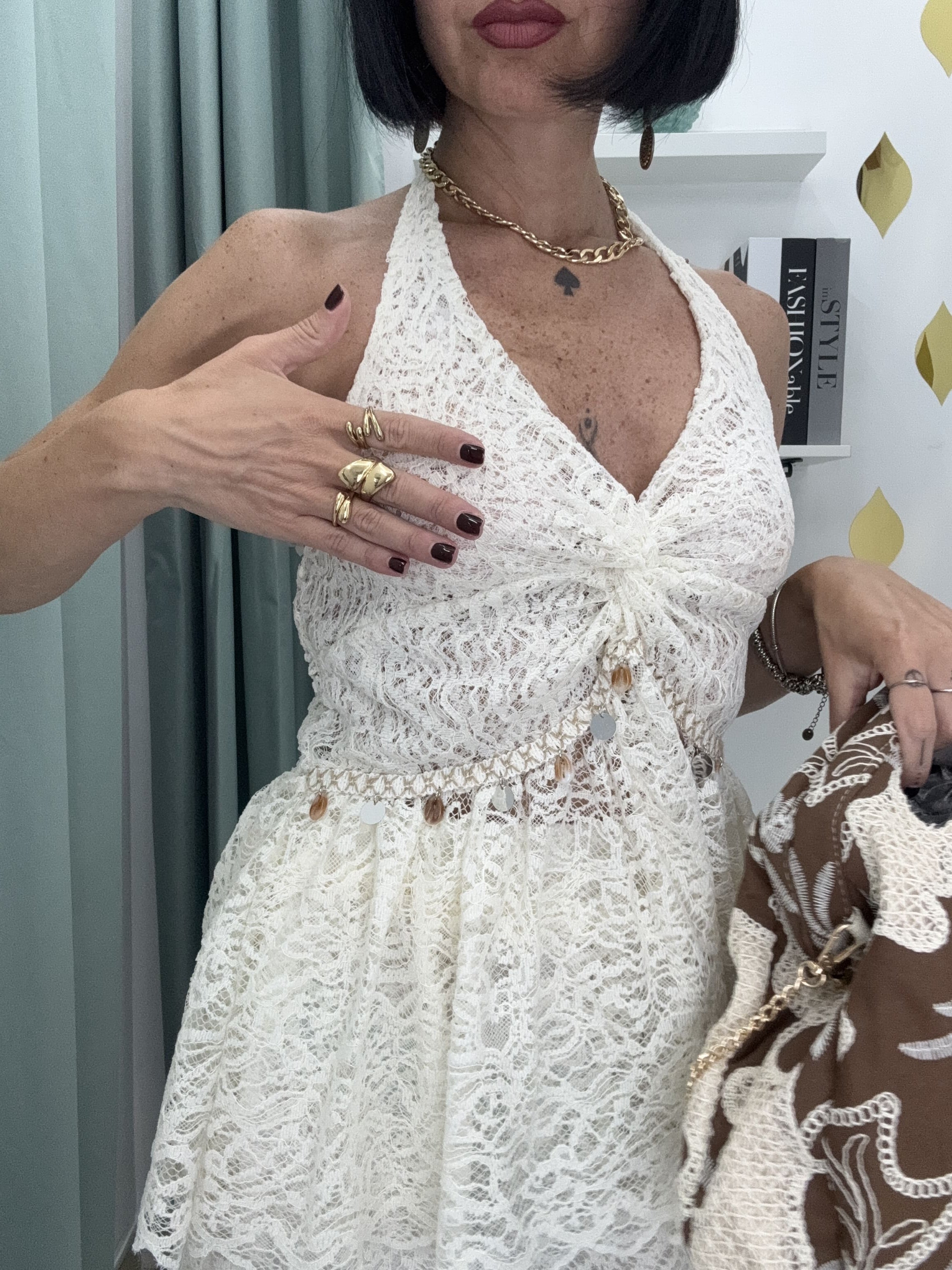 Completo Due Pezzi in Pizzo merletto con Top a Halter e Pantaloni a Palazzo – Bianco e Beige