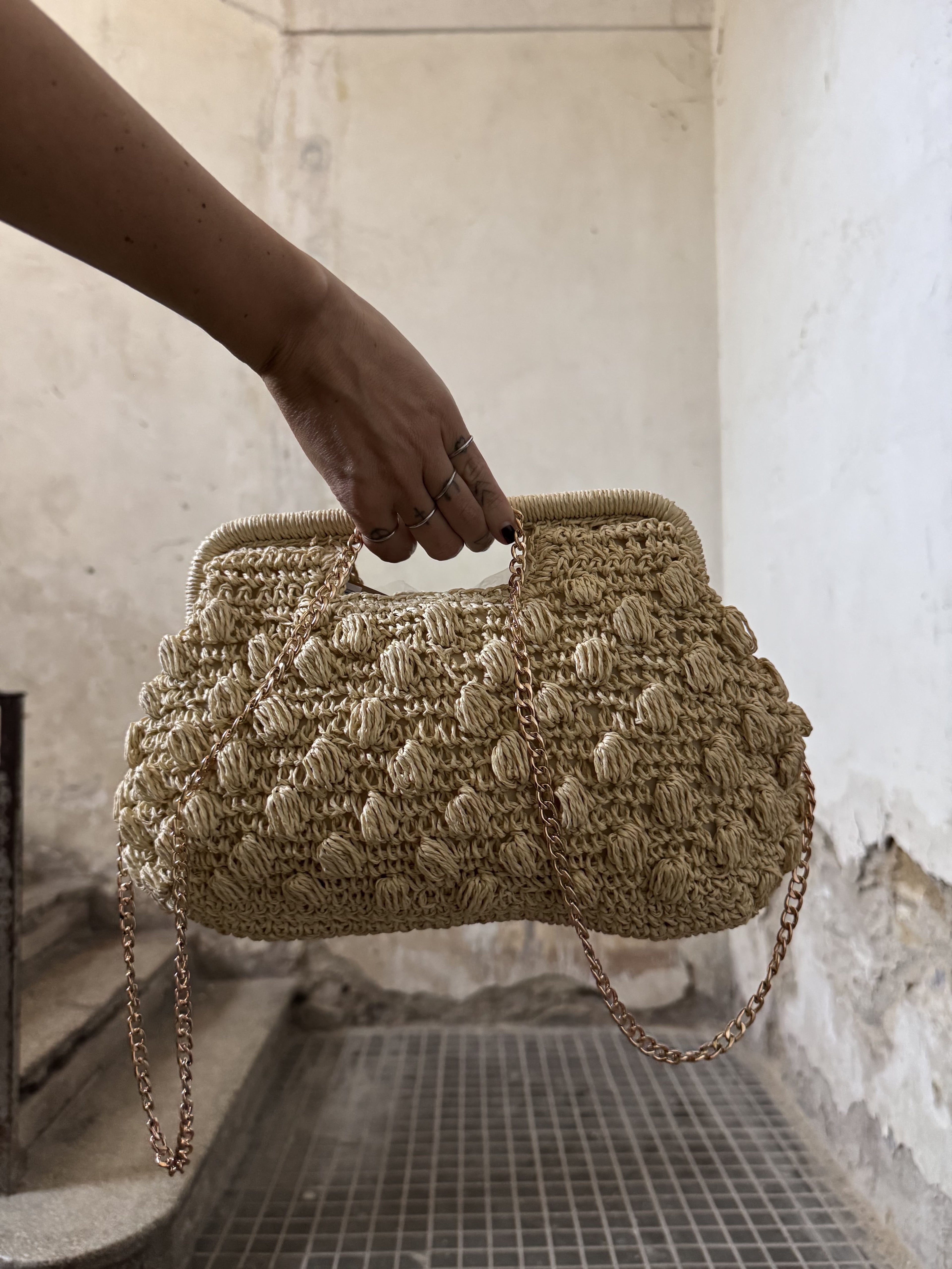 Borsa Clutch in Rafia Lavorata a Rilievo con Manico Incorporato e Tracolla Rimovibile