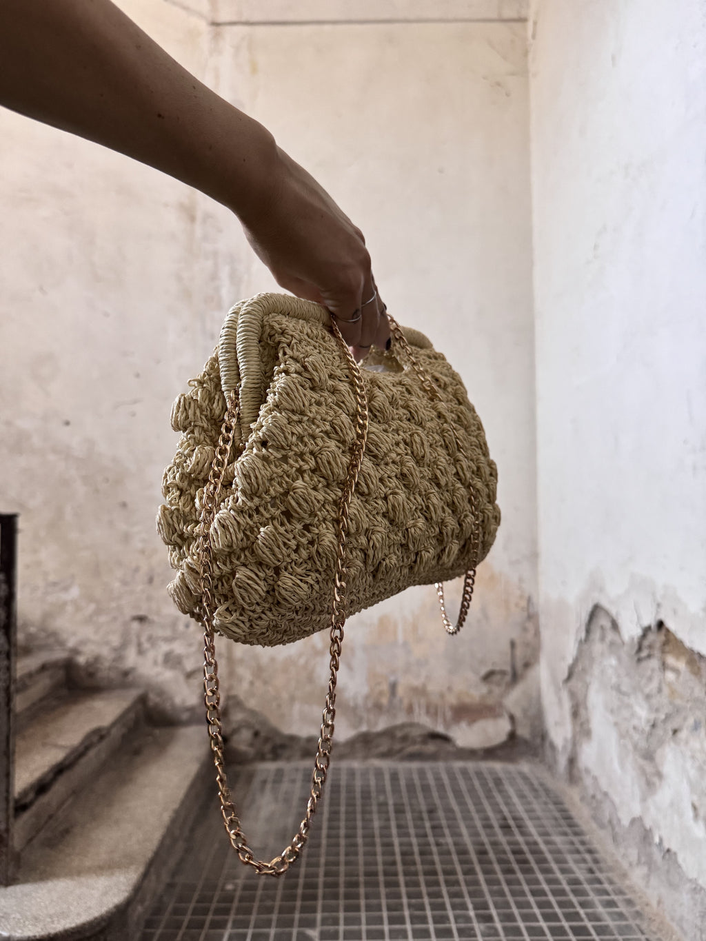 Borsa Clutch in Rafia Lavorata a Rilievo con Manico Incorporato e Tracolla Rimovibile