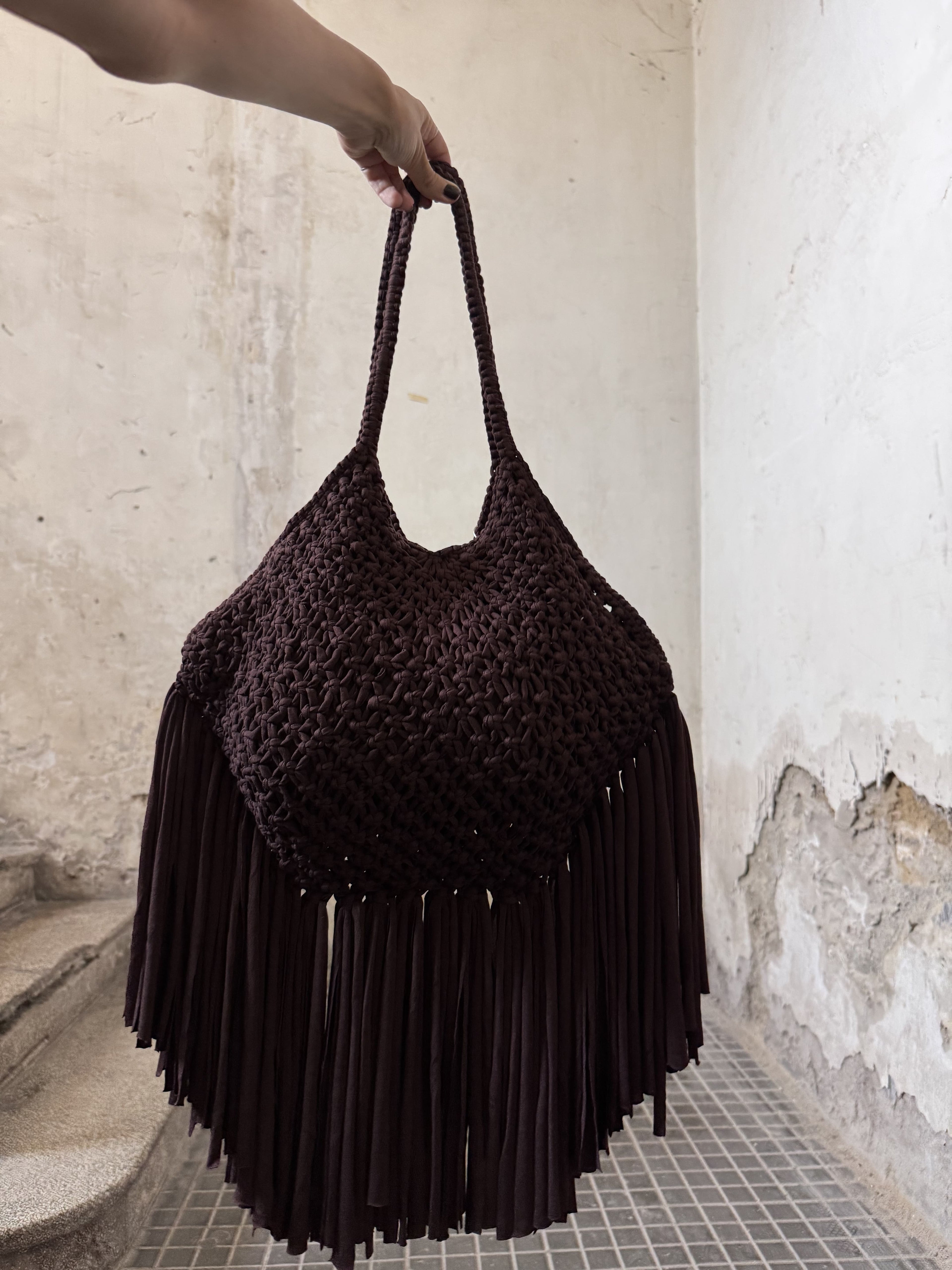 Borsa a Spalla in Fettuccia Lavorata a Uncinetto con Motivo a Rombi e Frange Lunghe