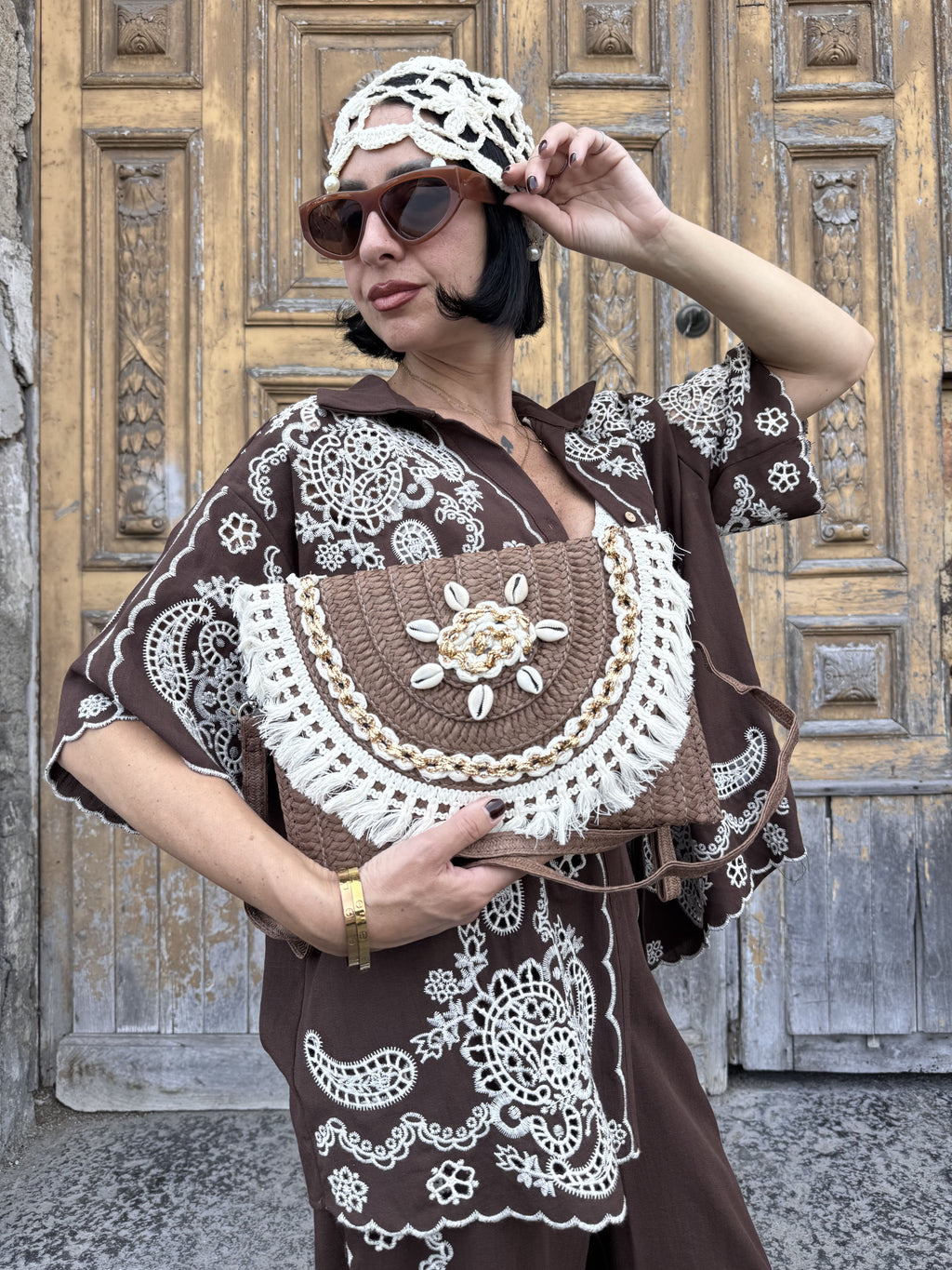 Borsa Pochette in Rafia con Applicazioni di Conchiglie, Frange e Tracolla Regolabile
