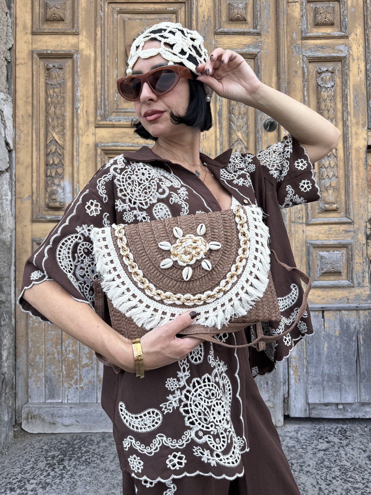 Borsa Pochette in Rafia con Applicazioni di Conchiglie, Frange e Tracolla Regolabile