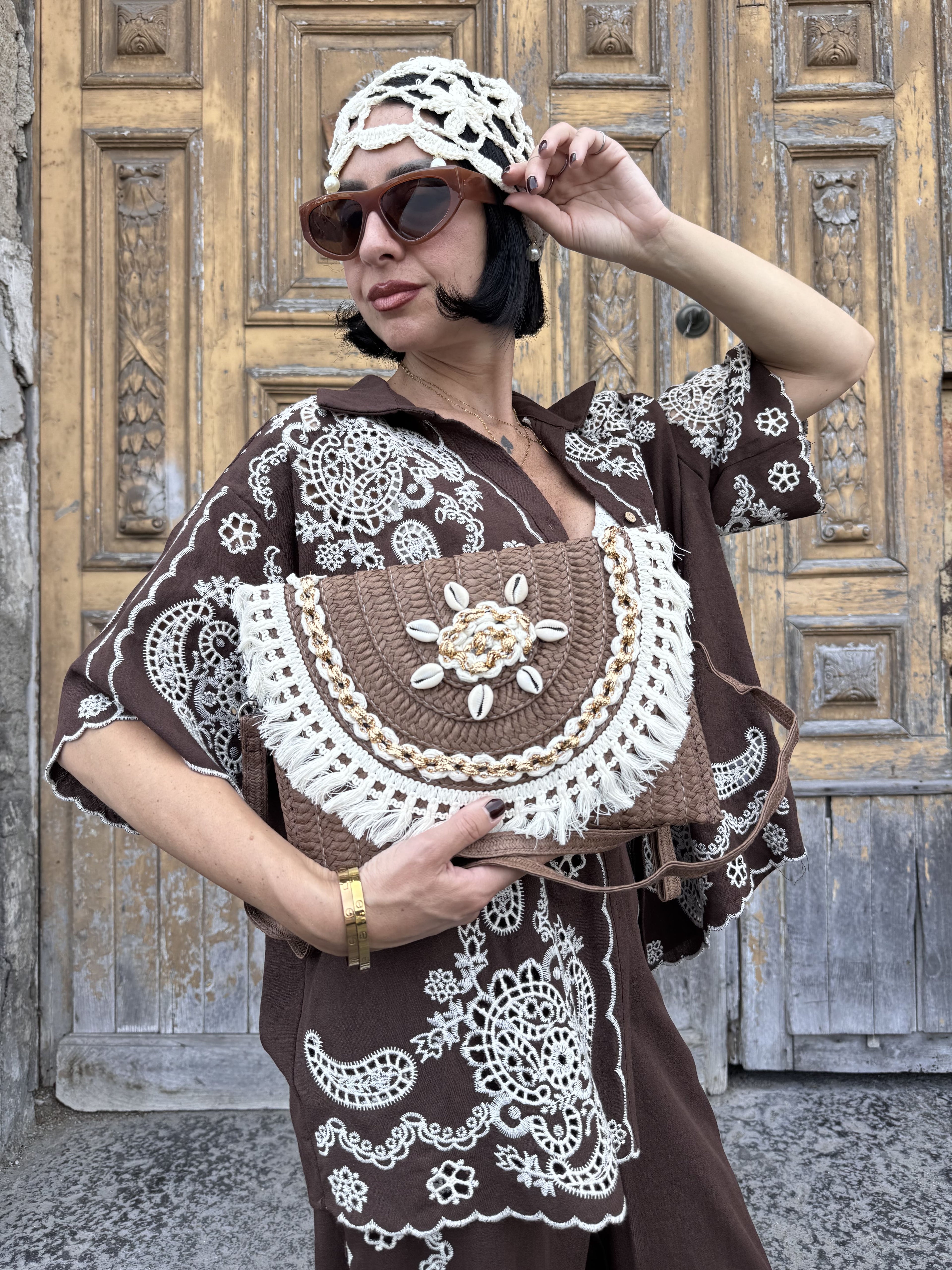 Borsa Pochette in Rafia con Applicazioni di Conchiglie, Frange e Tracolla Regolabile
