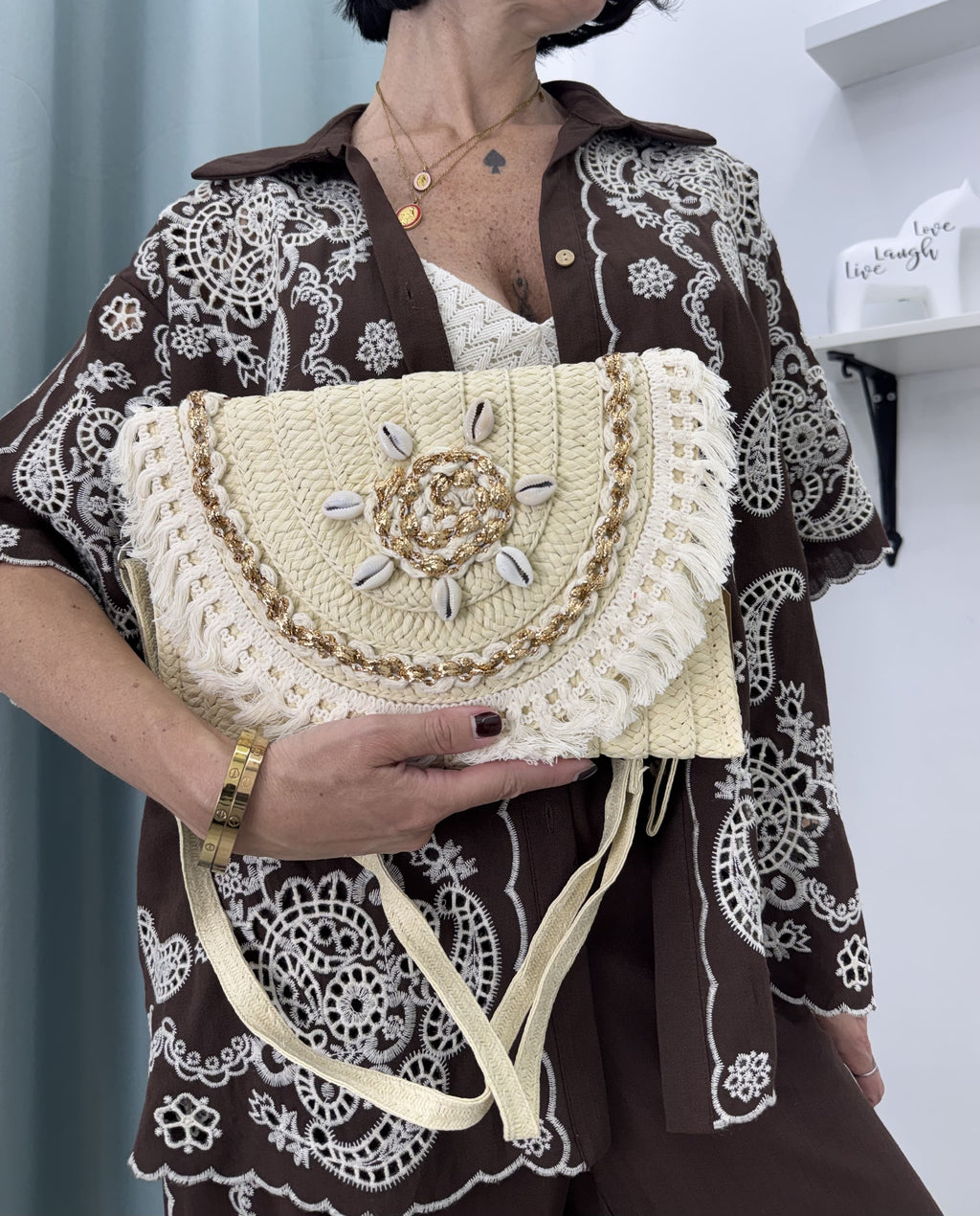 Borsa Pochette in Rafia con Applicazioni di Conchiglie, Frange e Tracolla Regolabile