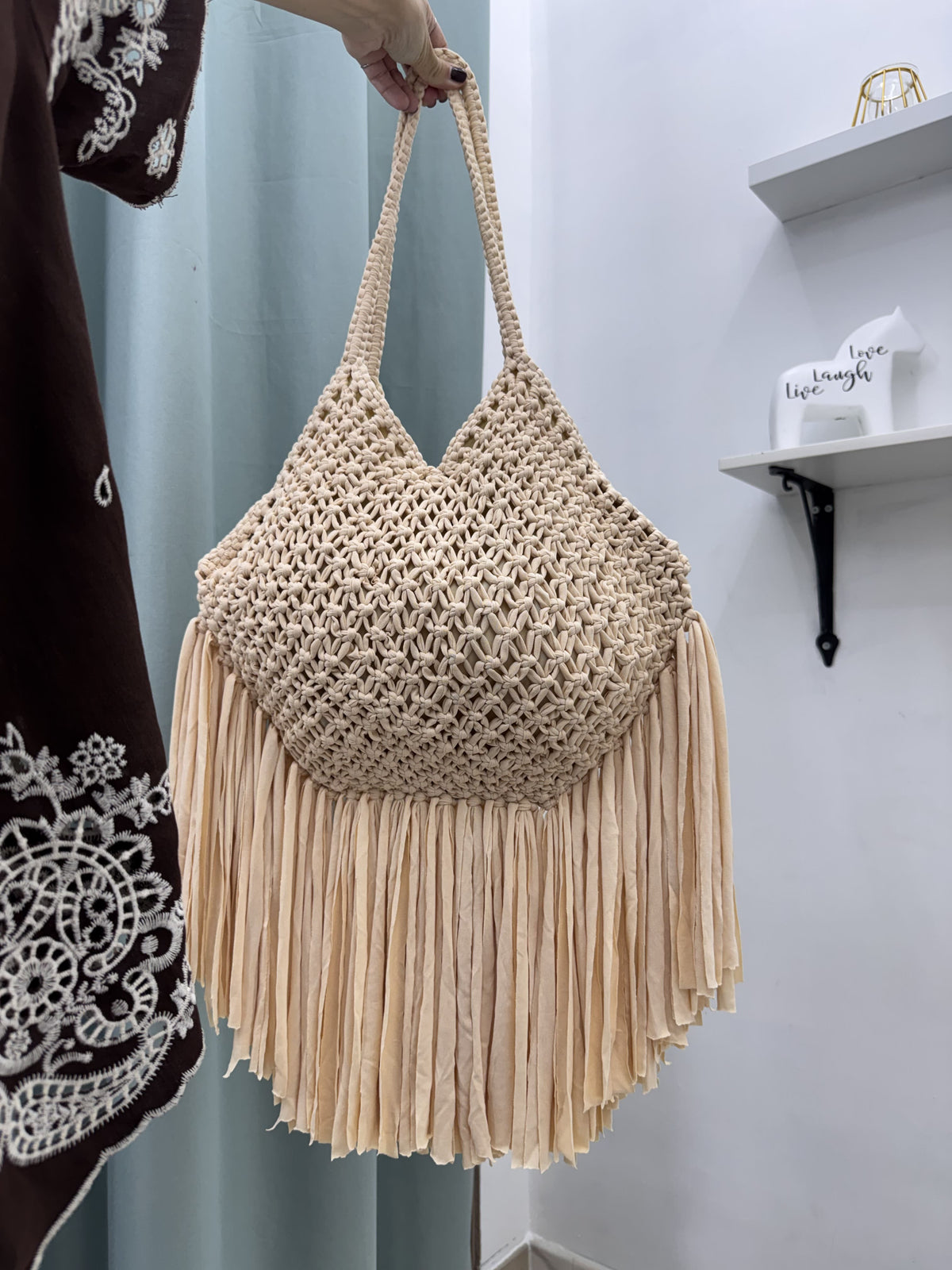 Borsa a Spalla in Fettuccia Lavorata a Uncinetto con Motivo a Rombi e Frange Lunghe