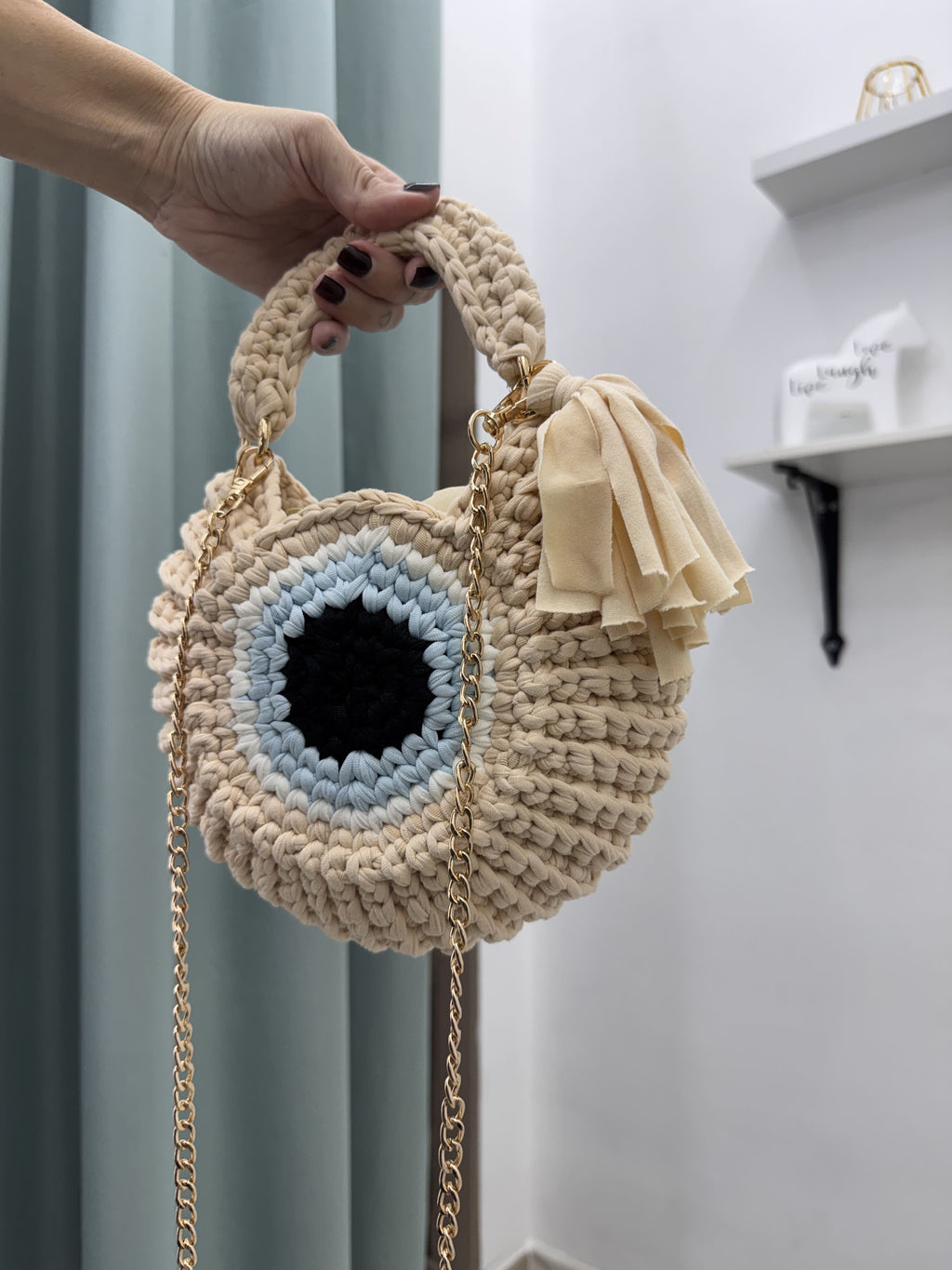 Borsa Tonda a Uncinetto in Fettuccia con Motivo "Evil Eye" e Tracolla a Catena Dorata