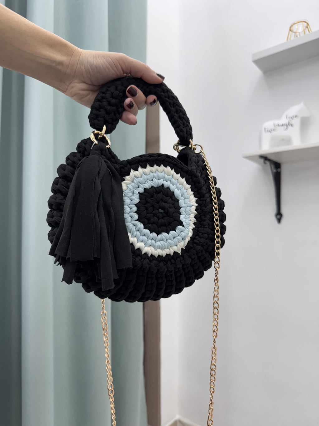 Borsa Tonda a Uncinetto in Fettuccia con Motivo "Evil Eye" e Tracolla a Catena Dorata