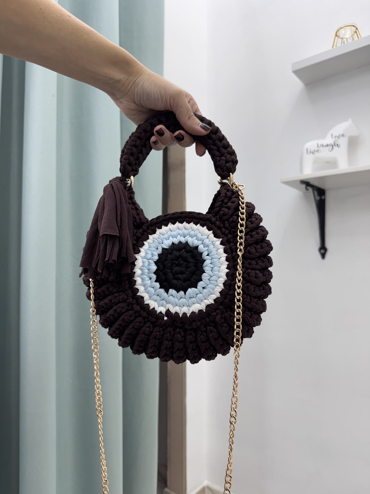 Borsa Tonda a Uncinetto in Fettuccia con Motivo "Evil Eye" e Tracolla a Catena Dorata