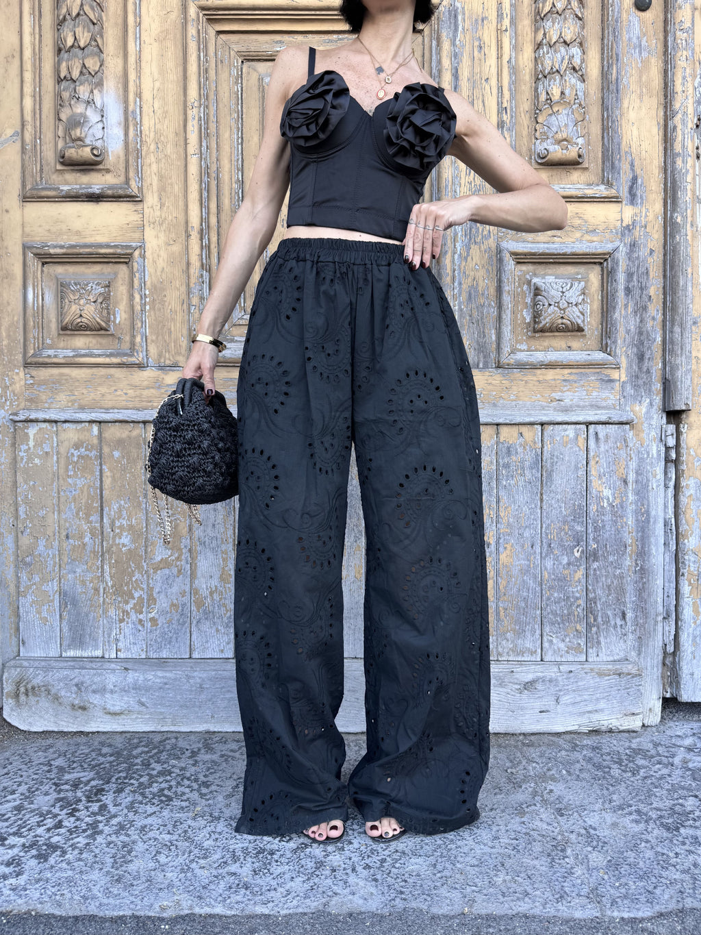 Pantalone Modello Palazzo Nero in Pizzo Sangallo di 100% Cotone con Elastico in Vita