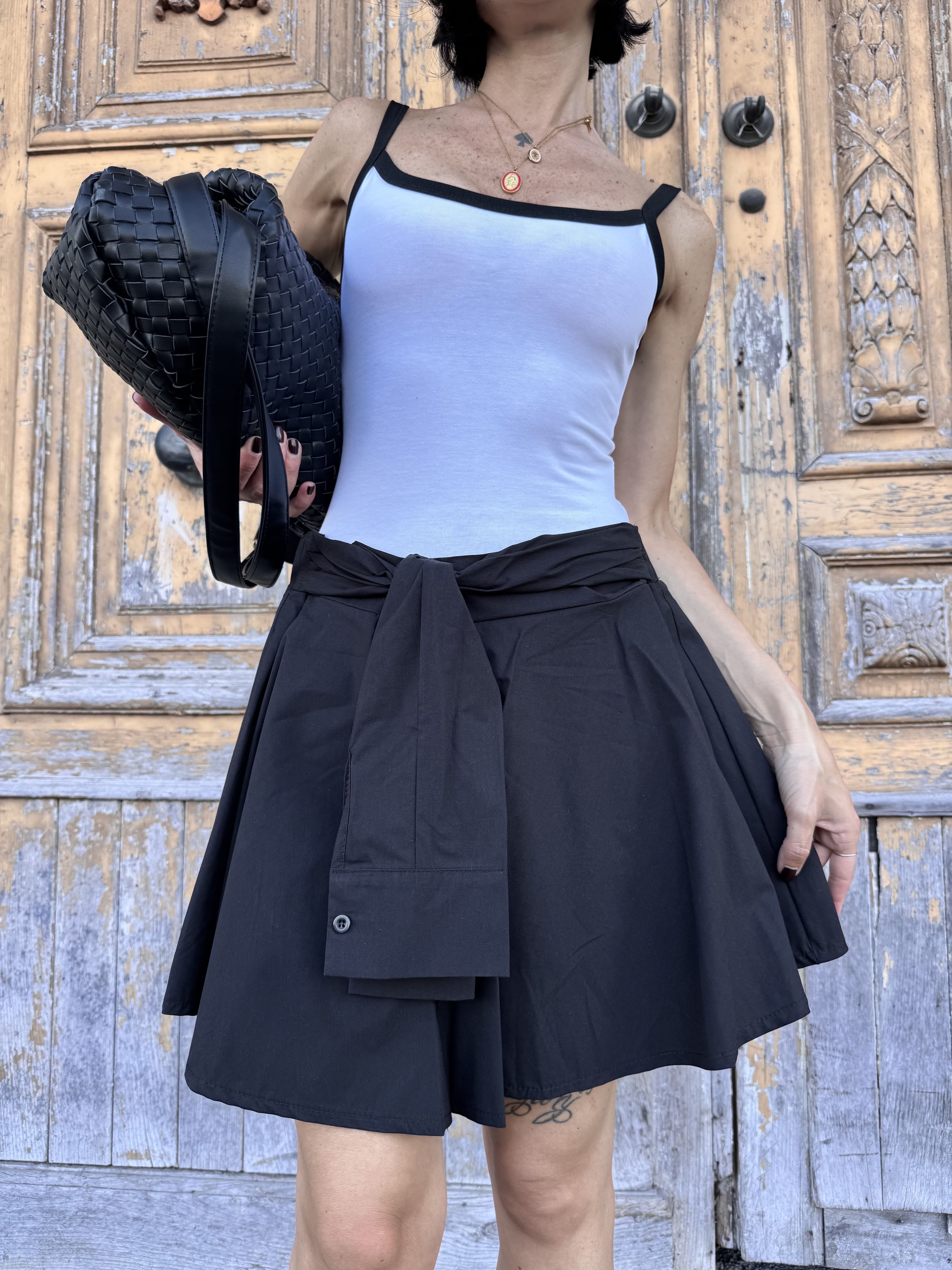 Gonna Pantaloncino Nera in Cotone e Viscosa con Dettaglio Maniche a Camicia Annodate