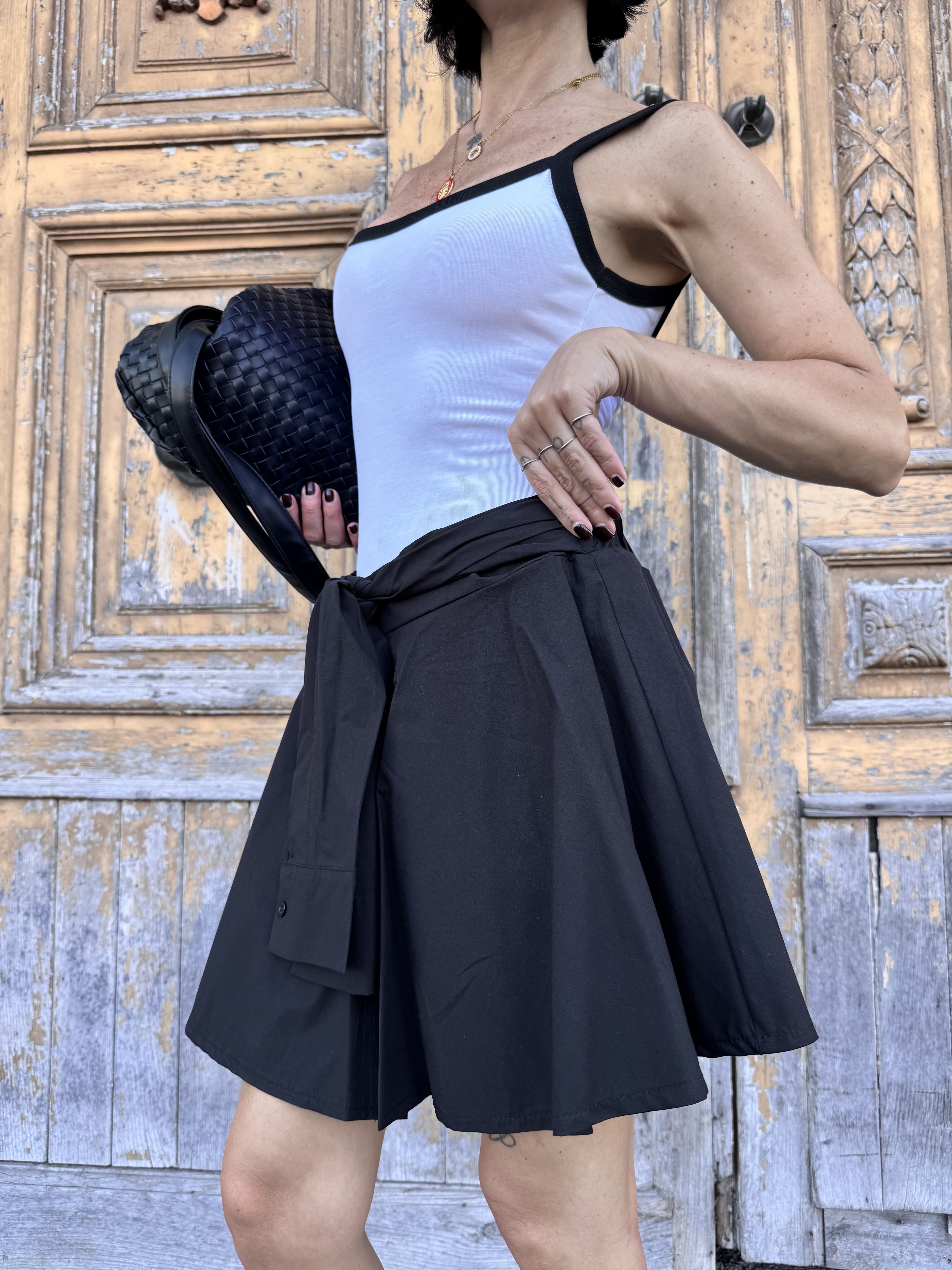 Gonna Pantaloncino Nera in Cotone e Viscosa con Dettaglio Maniche a Camicia Annodate