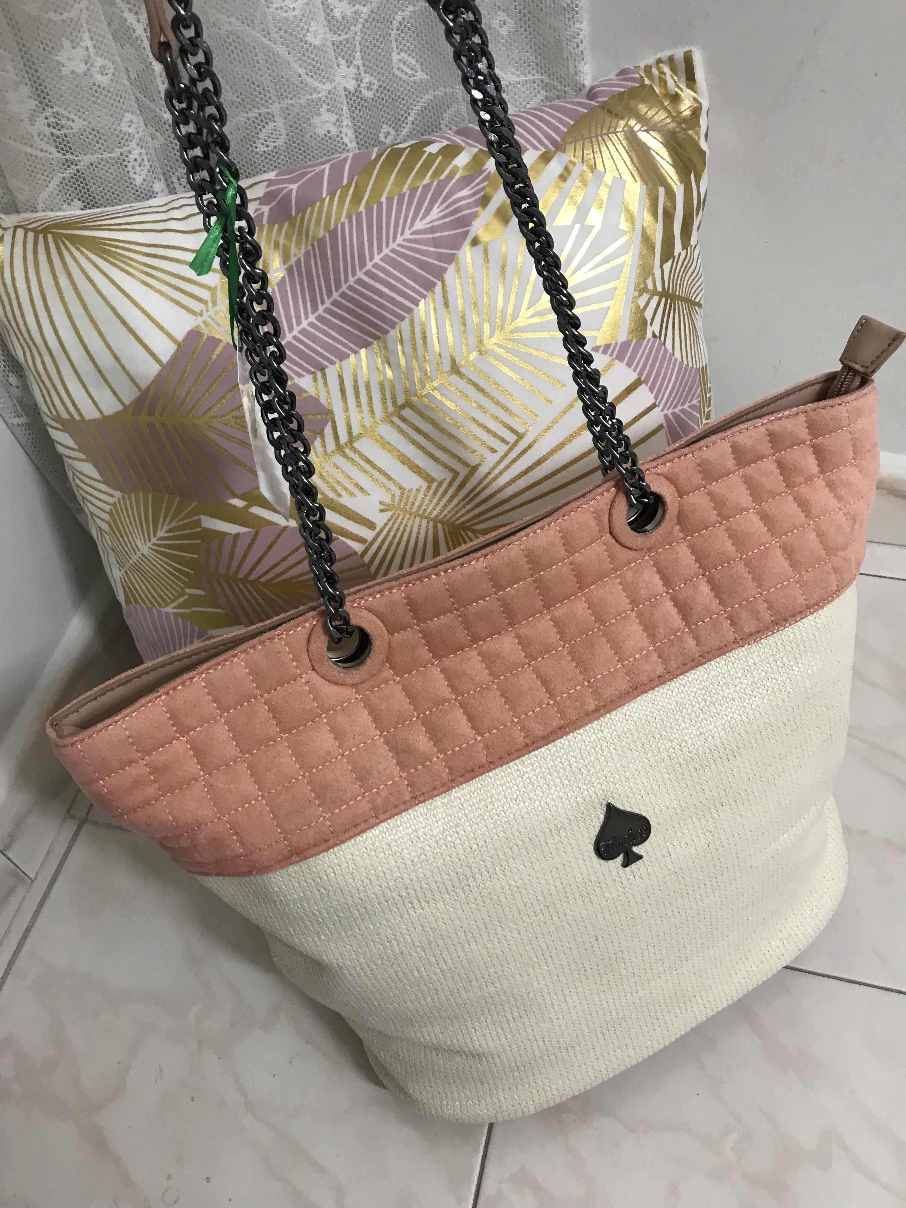 Borsa in rafia con orlo in alcantara