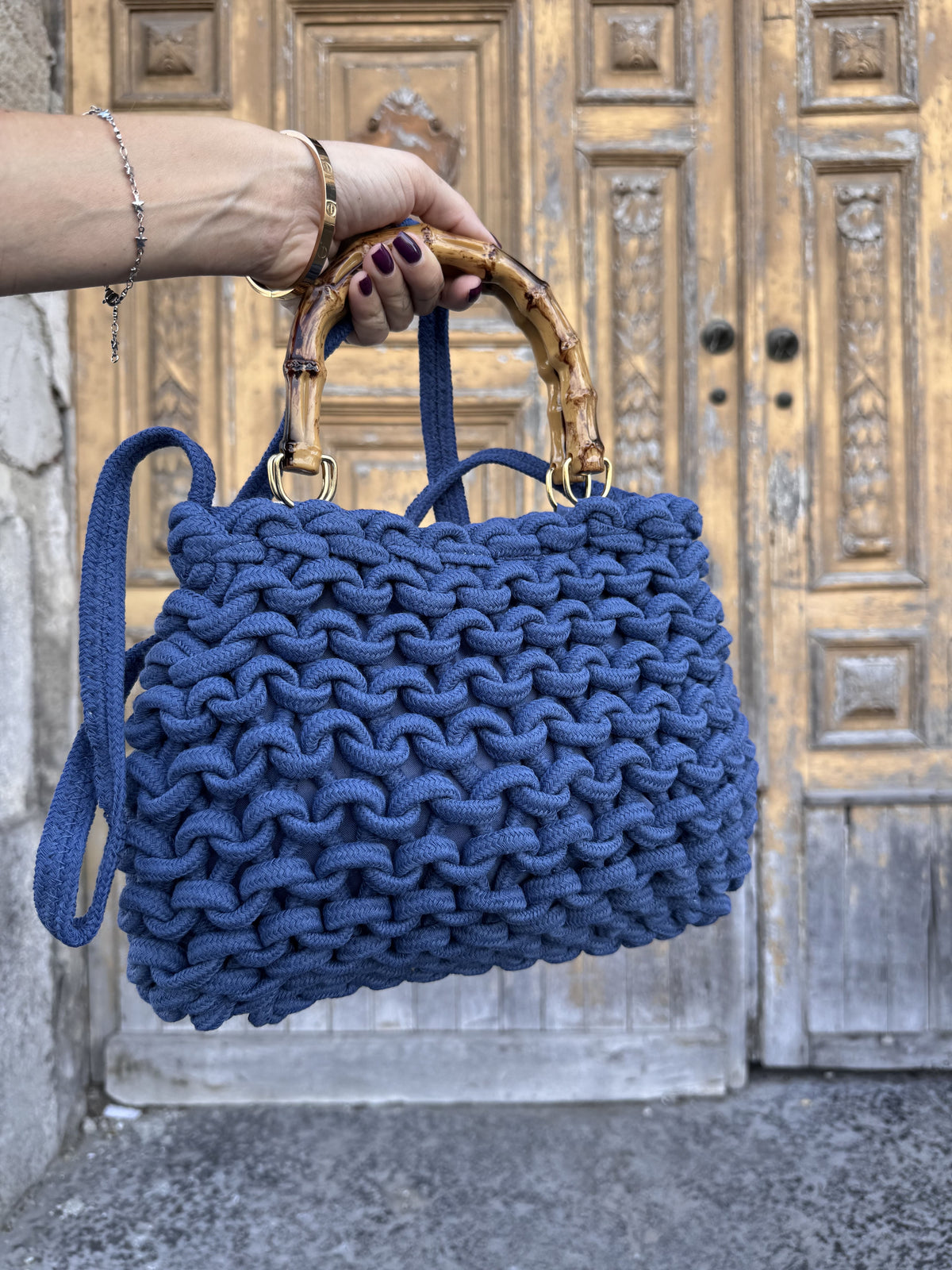 Borsa in Corda Intrecciata con Manici Effetto Bambù: L'Accessorio Glamour dell'Estate