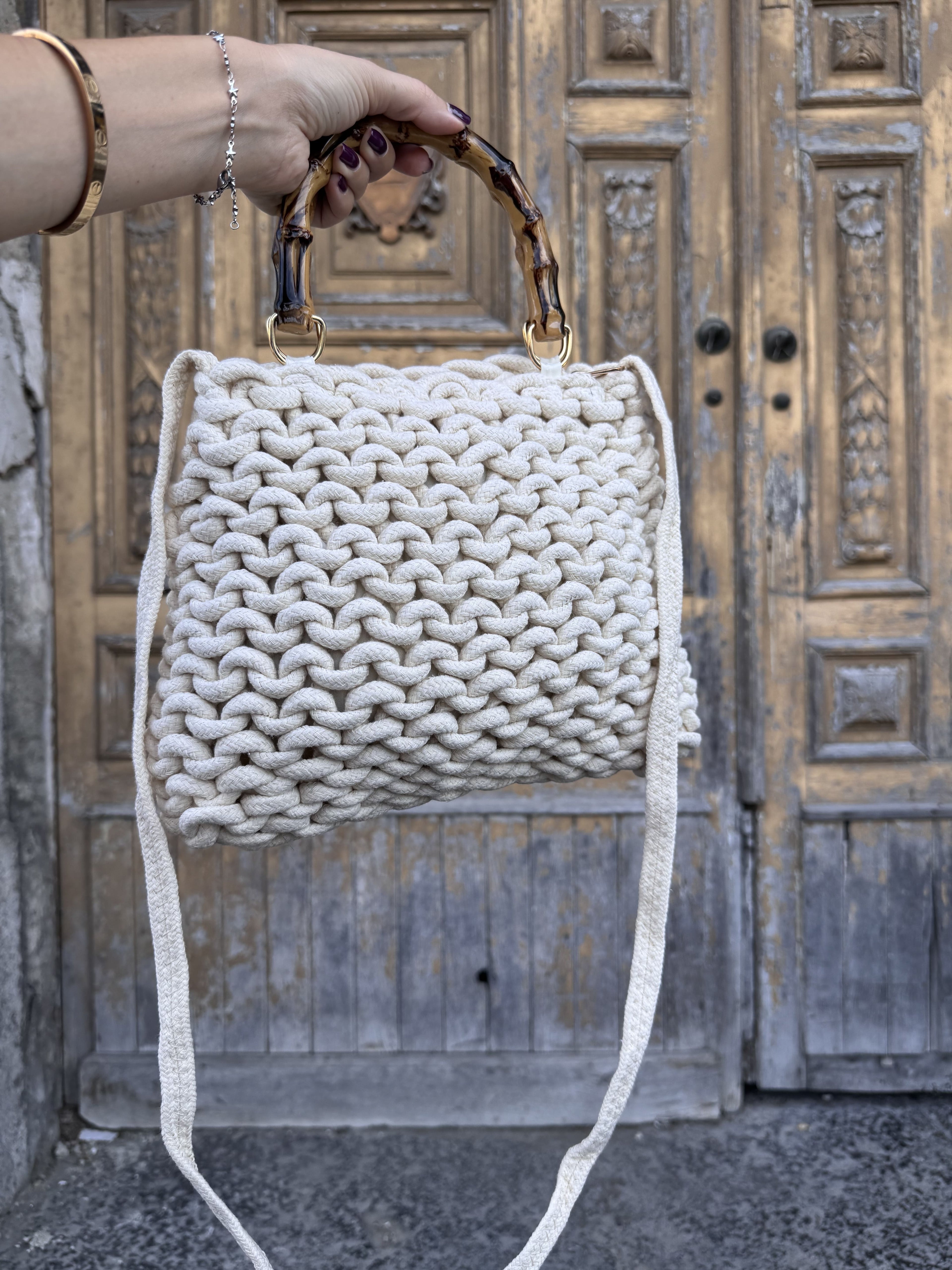 Borsa in Corda Intrecciata con Manici Effetto Bambù: L'Accessorio Glamour dell'Estate