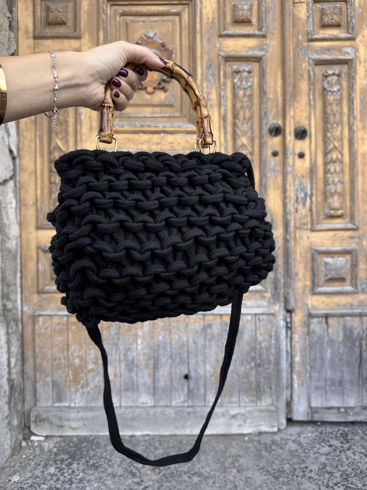 Borsa in Corda Intrecciata con Manici Effetto Bambù: L'Accessorio Glamour dell'Estate