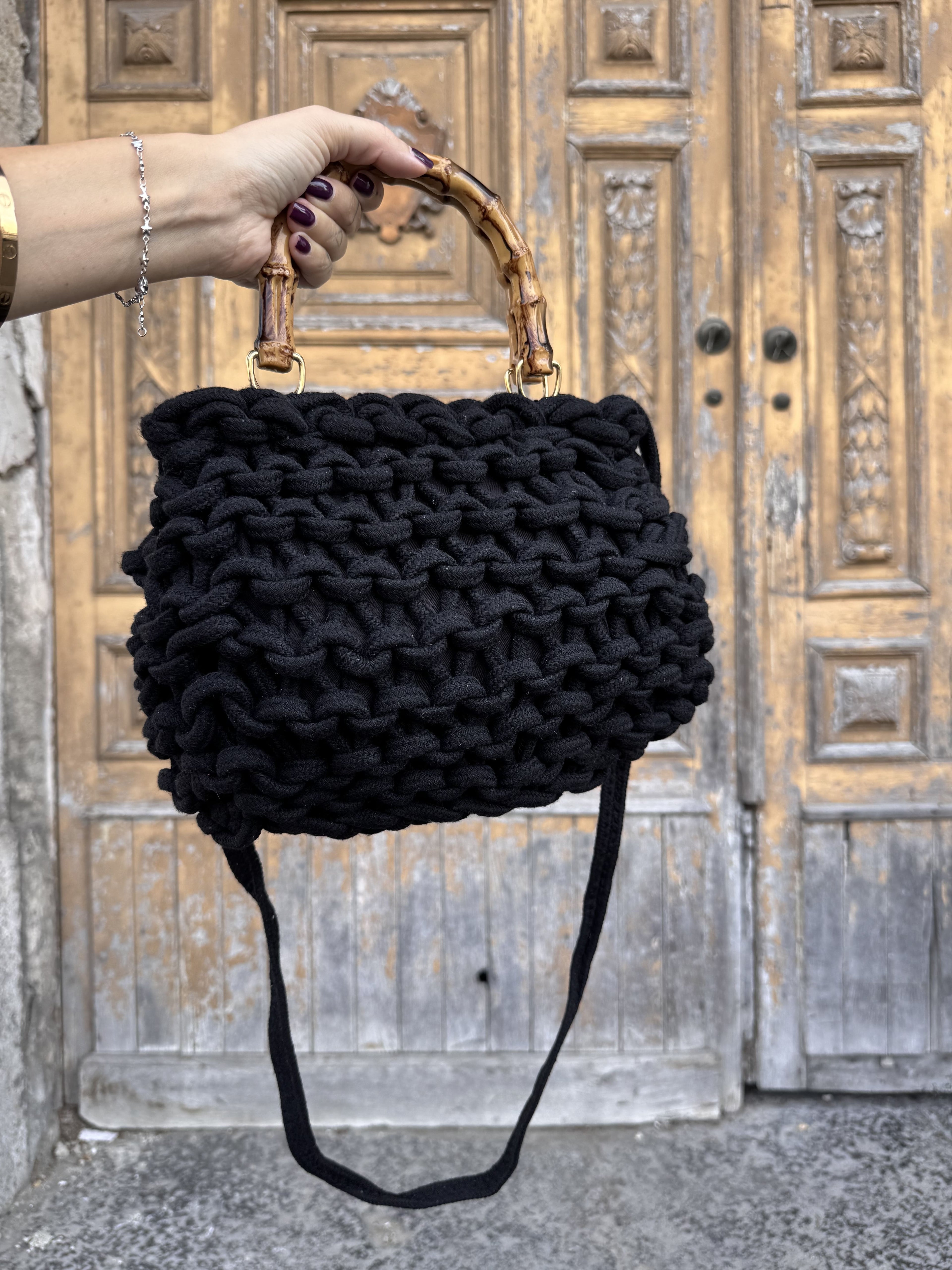 Borsa in Corda Intrecciata con Manici Effetto Bambù: L'Accessorio Glamour dell'Estate