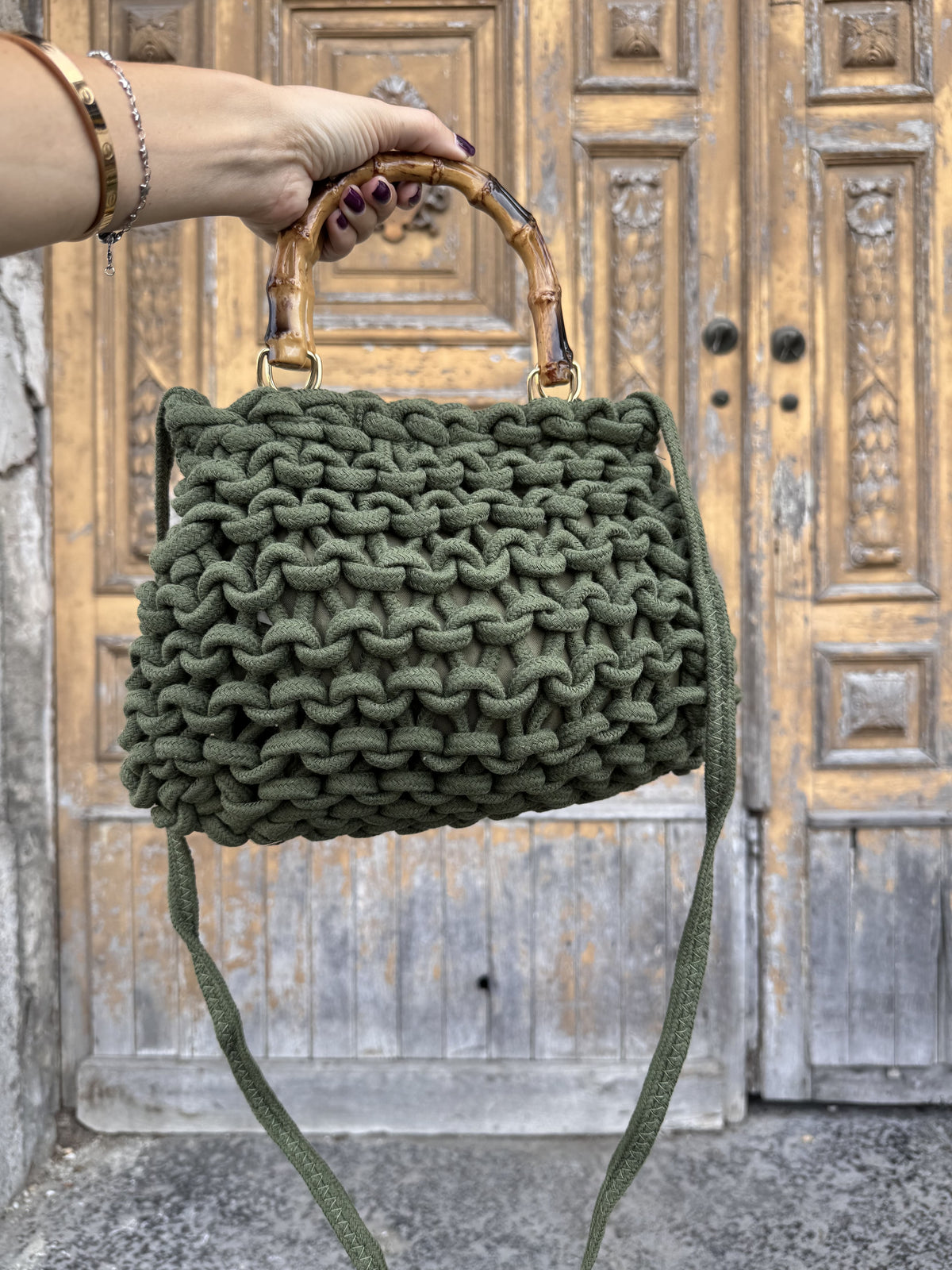 Borsa in Corda Intrecciata con Manici Effetto Bambù: L'Accessorio Glamour dell'Estate