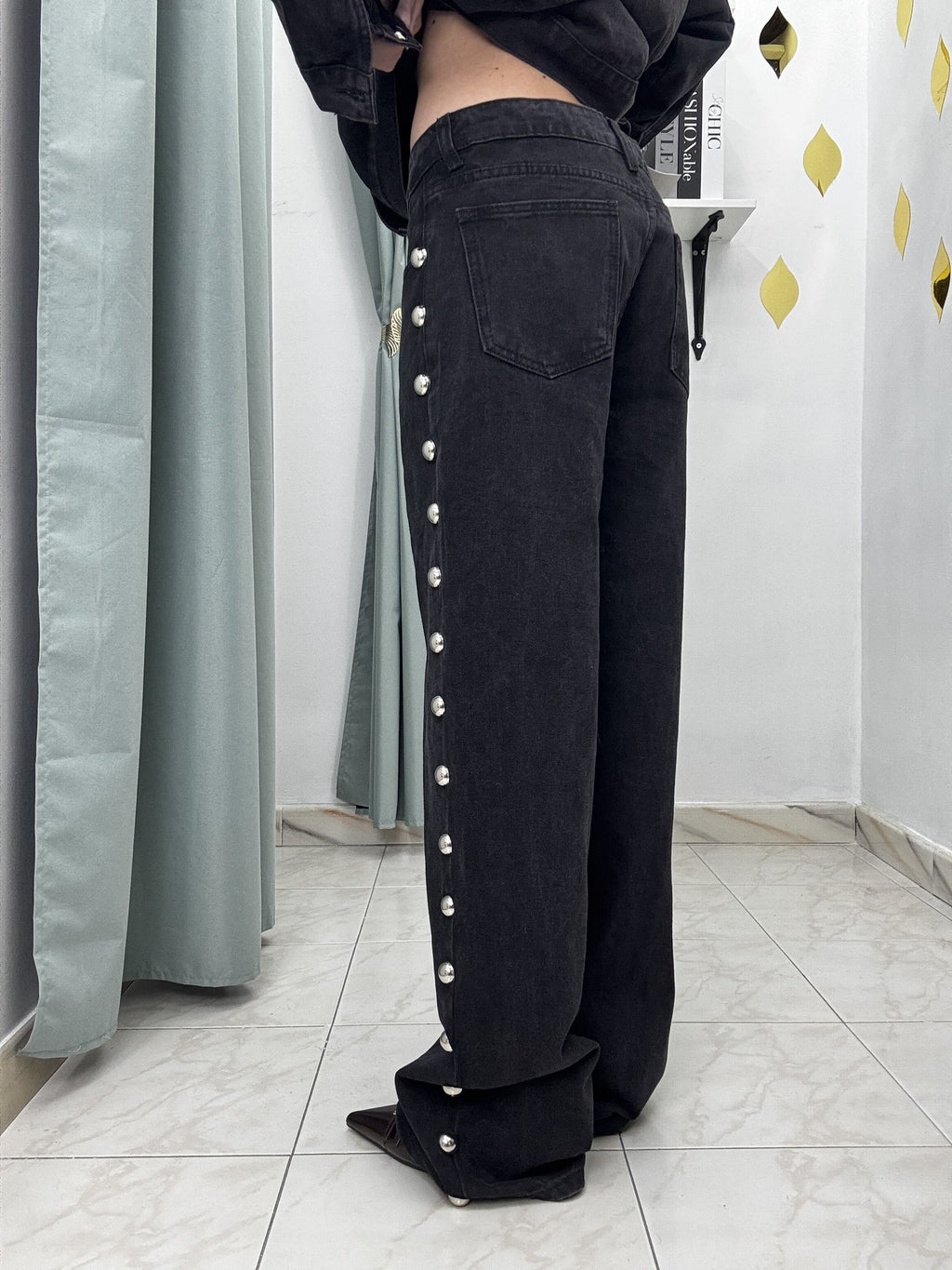 Pantalone Nero in Denim con Borchie Laterali – Modello Straight (non elasticizzati)