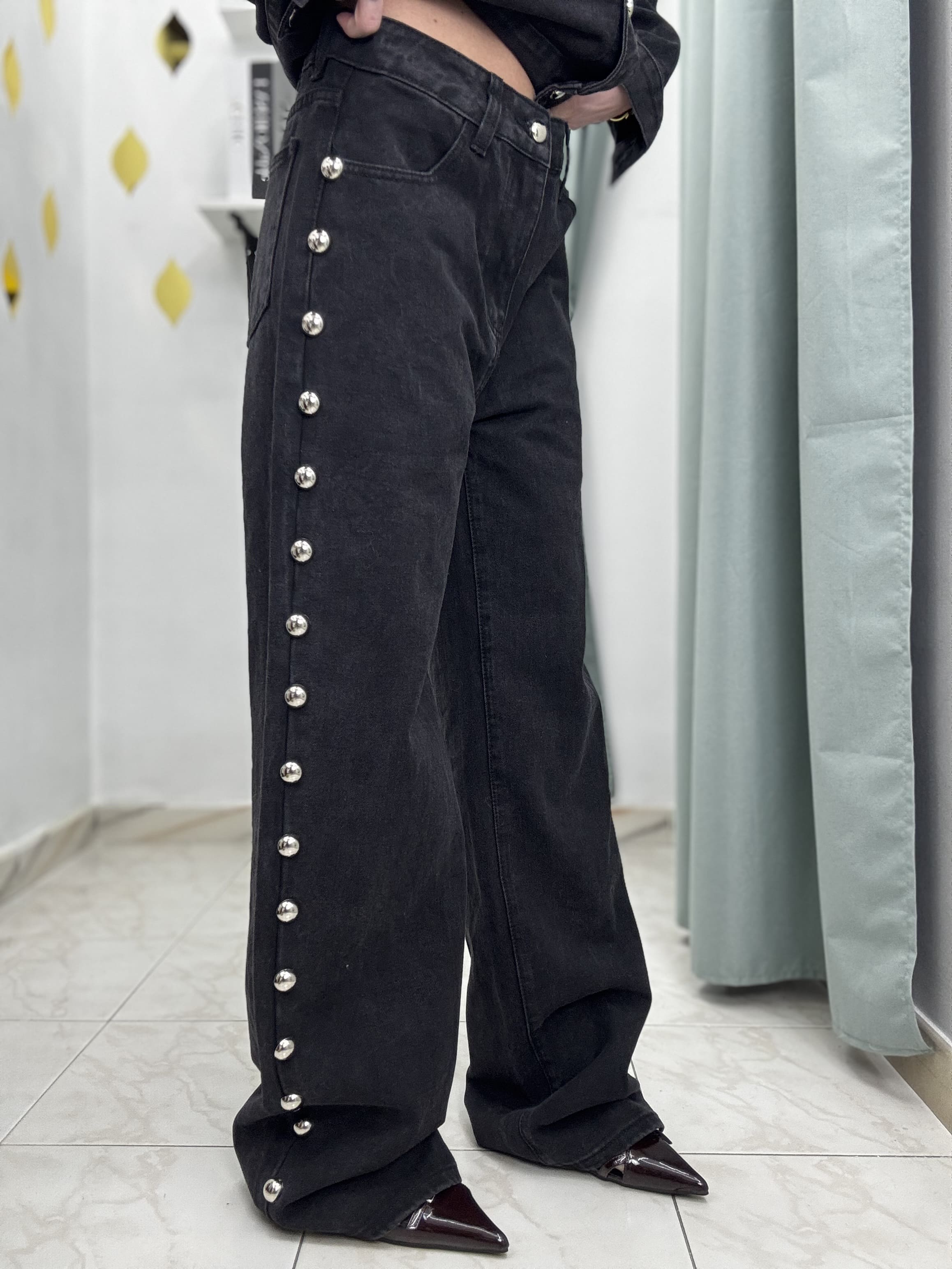 Pantalone Nero in Denim con Borchie Laterali – Modello Straight (non elasticizzati)