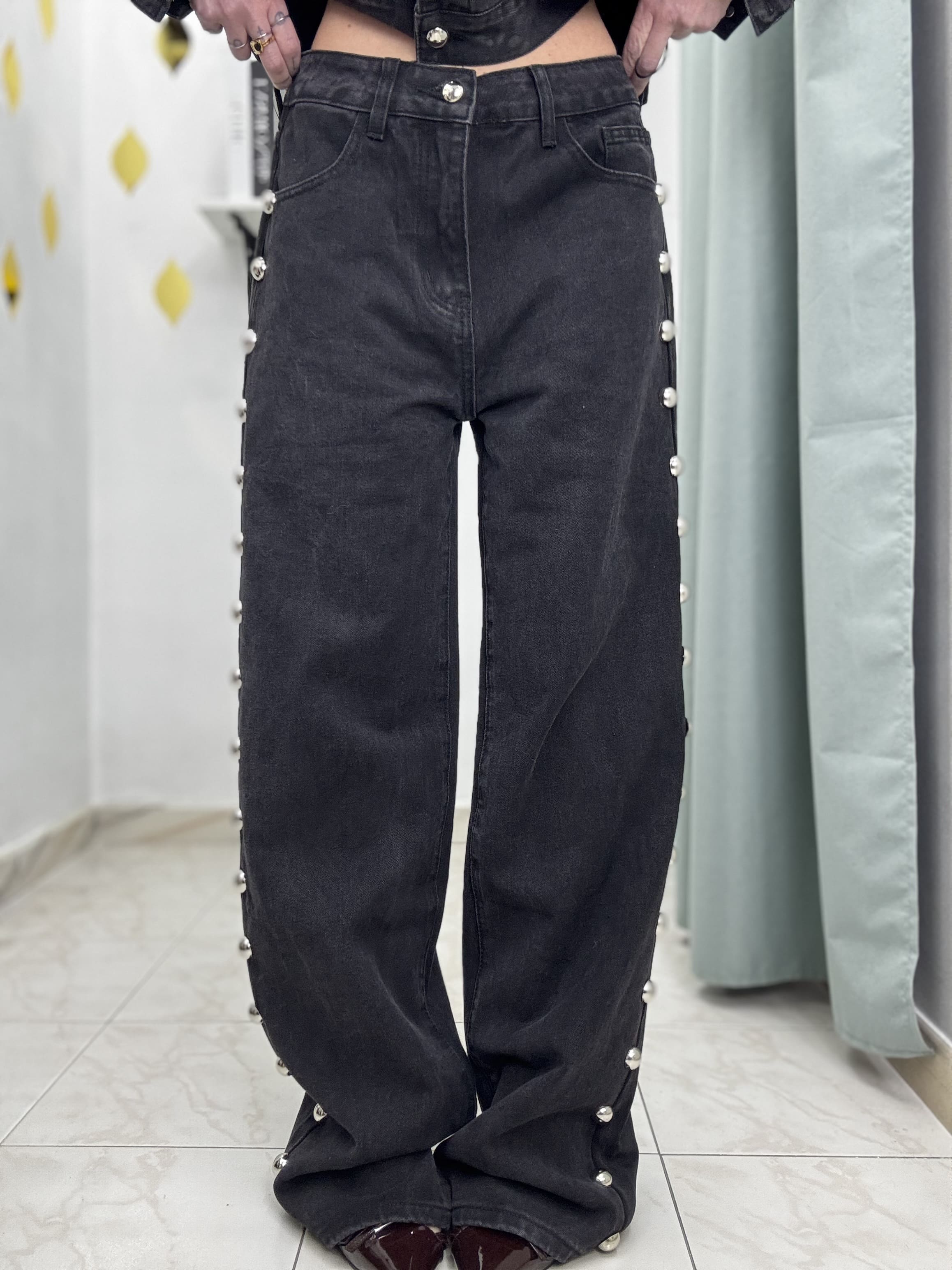 Pantalone Nero in Denim con Borchie Laterali – Modello Straight (non elasticizzati)