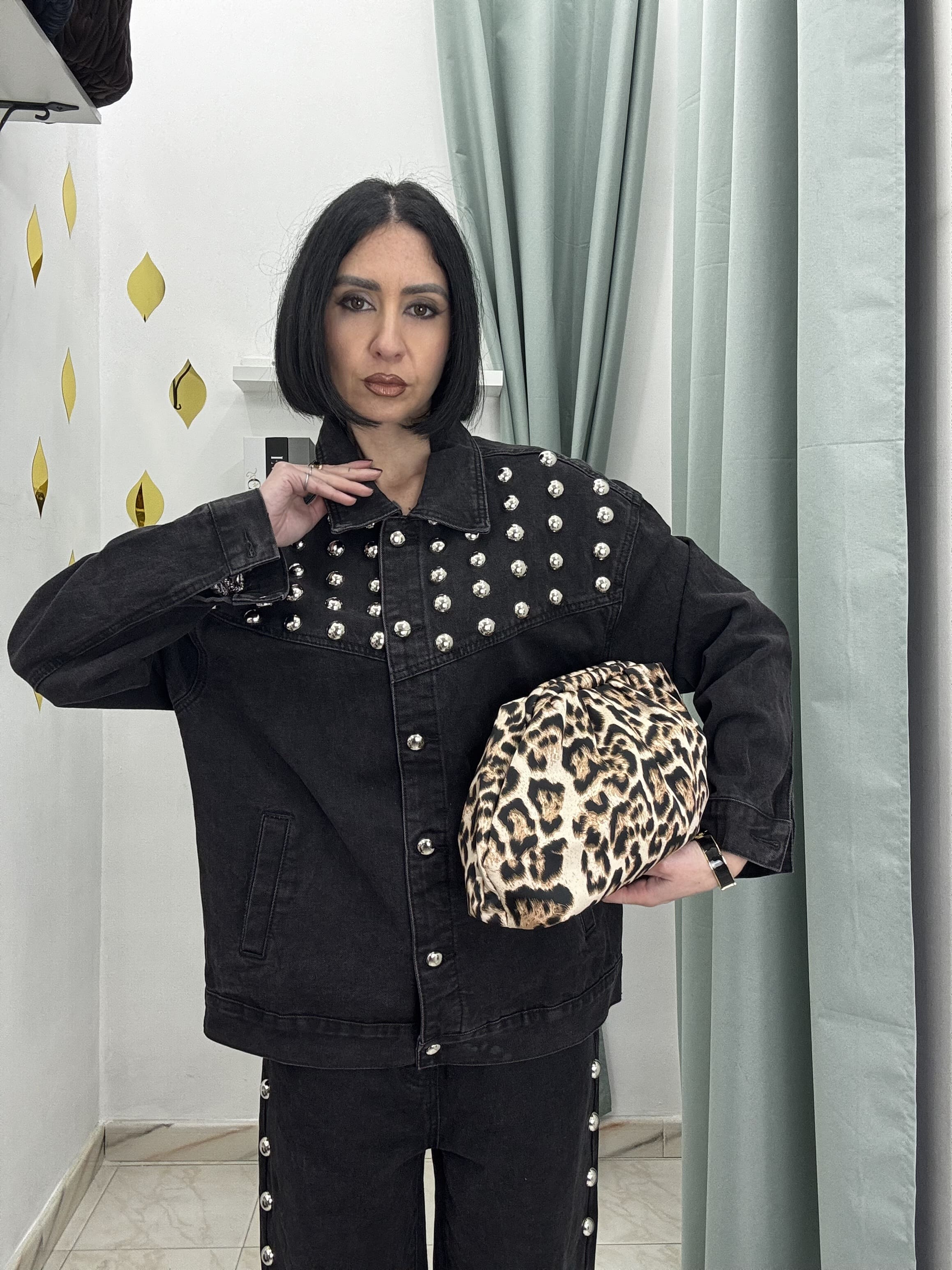 Giubbino Denim Nero con Borchie Argento Donna – Taglia Unica Vestibilità Comoda