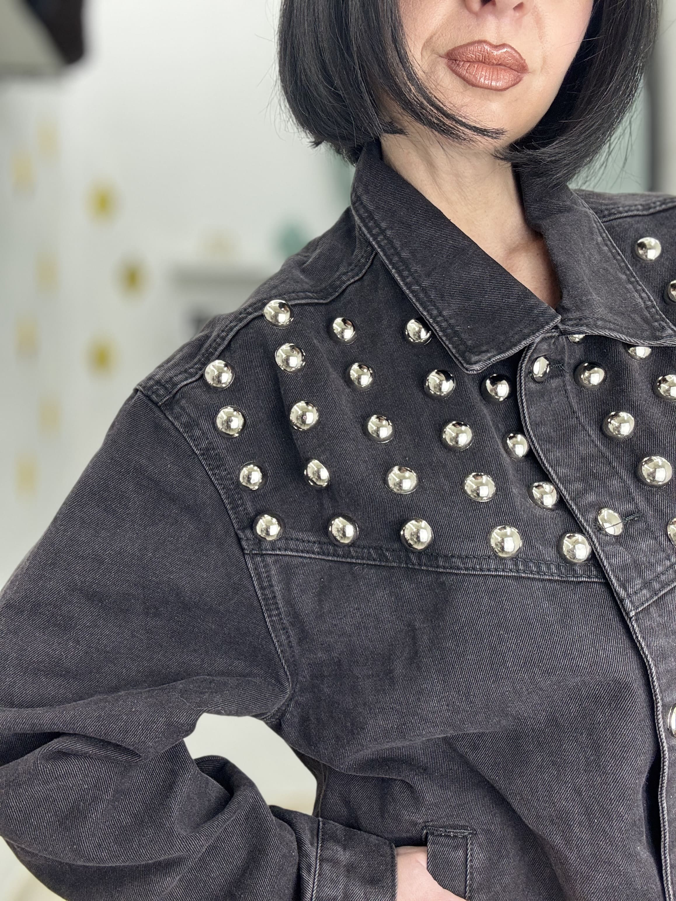 Giubbino Denim Nero con Borchie Argento Donna – Taglia Unica Vestibilità Comoda