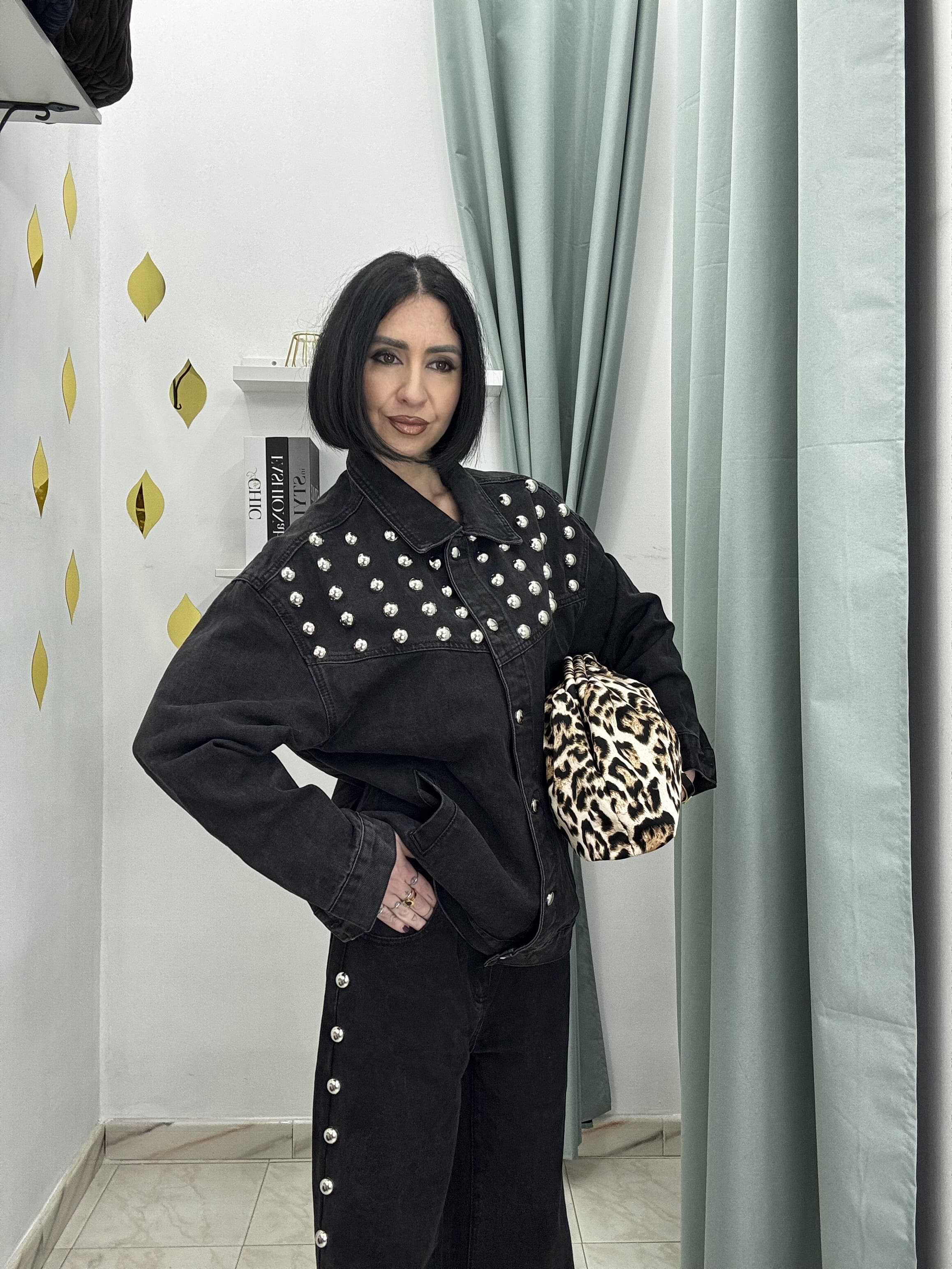 Giubbino Denim Nero con Borchie Argento Donna – Taglia Unica Vestibilità Comoda
