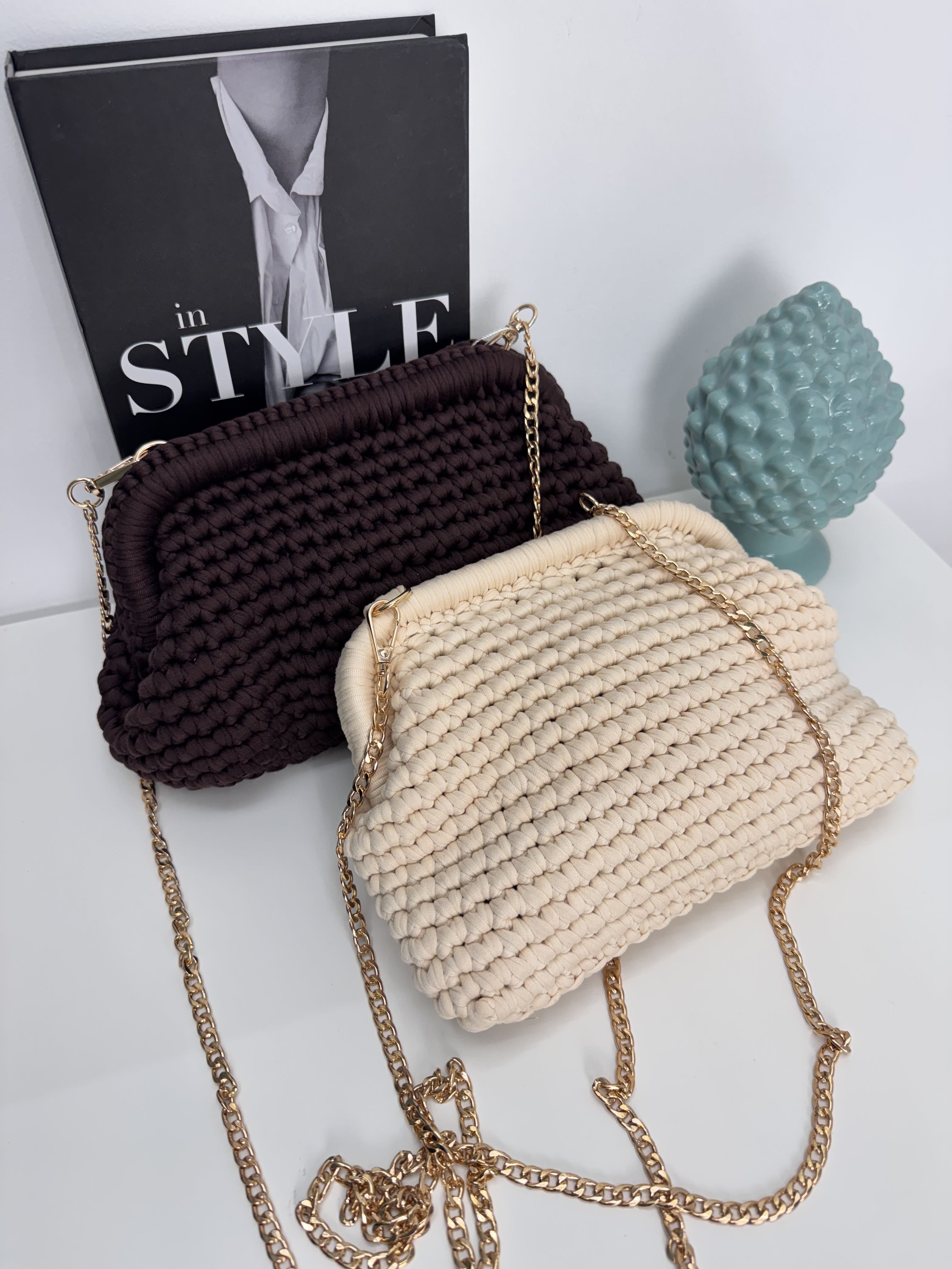 Borsa clutch in fettuccia ad uncinetto