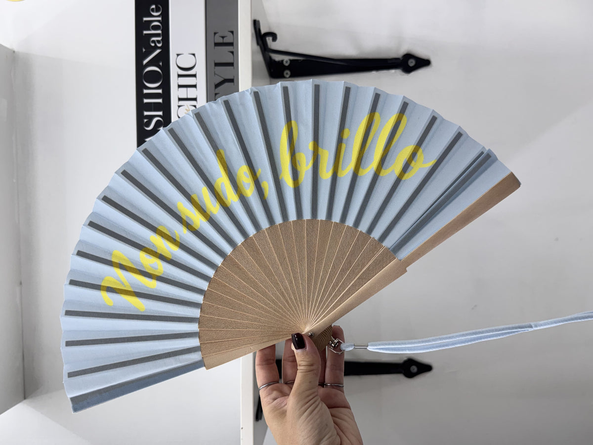 Ventaglio in Legno Chic con Tracolla – Grafiche Pop e Scritte Ironiche