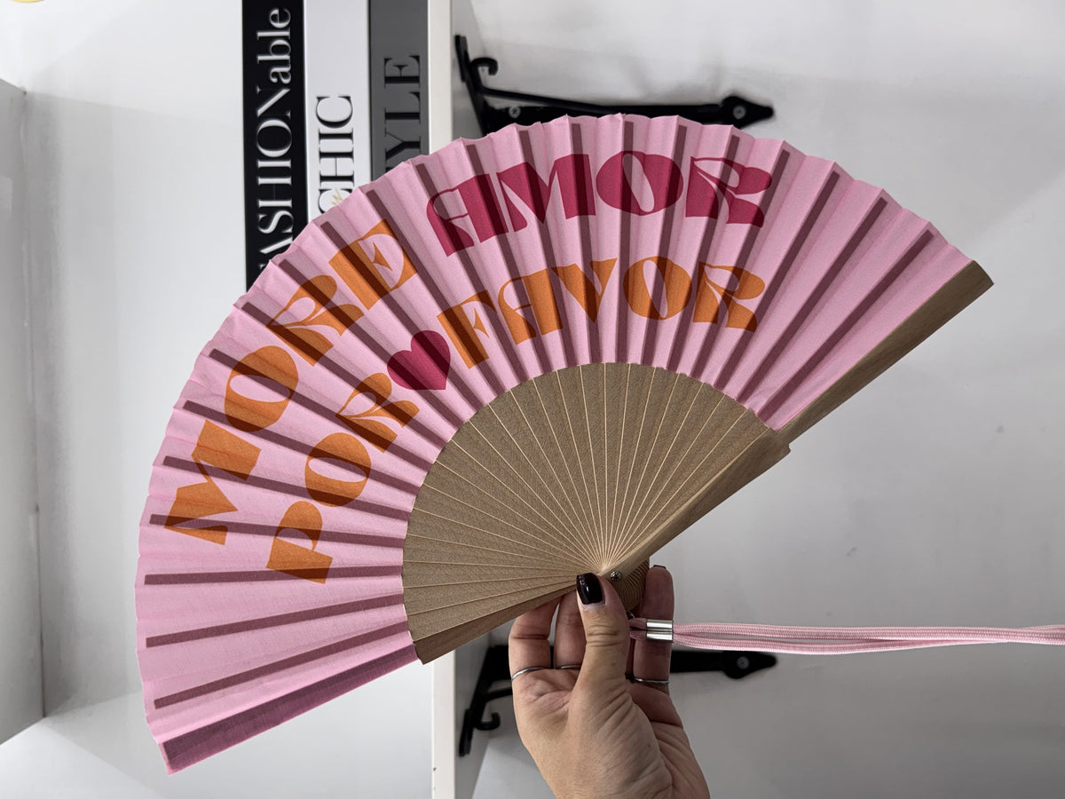 Ventaglio in Legno Chic con Tracolla – Grafiche Pop e Scritte Ironiche