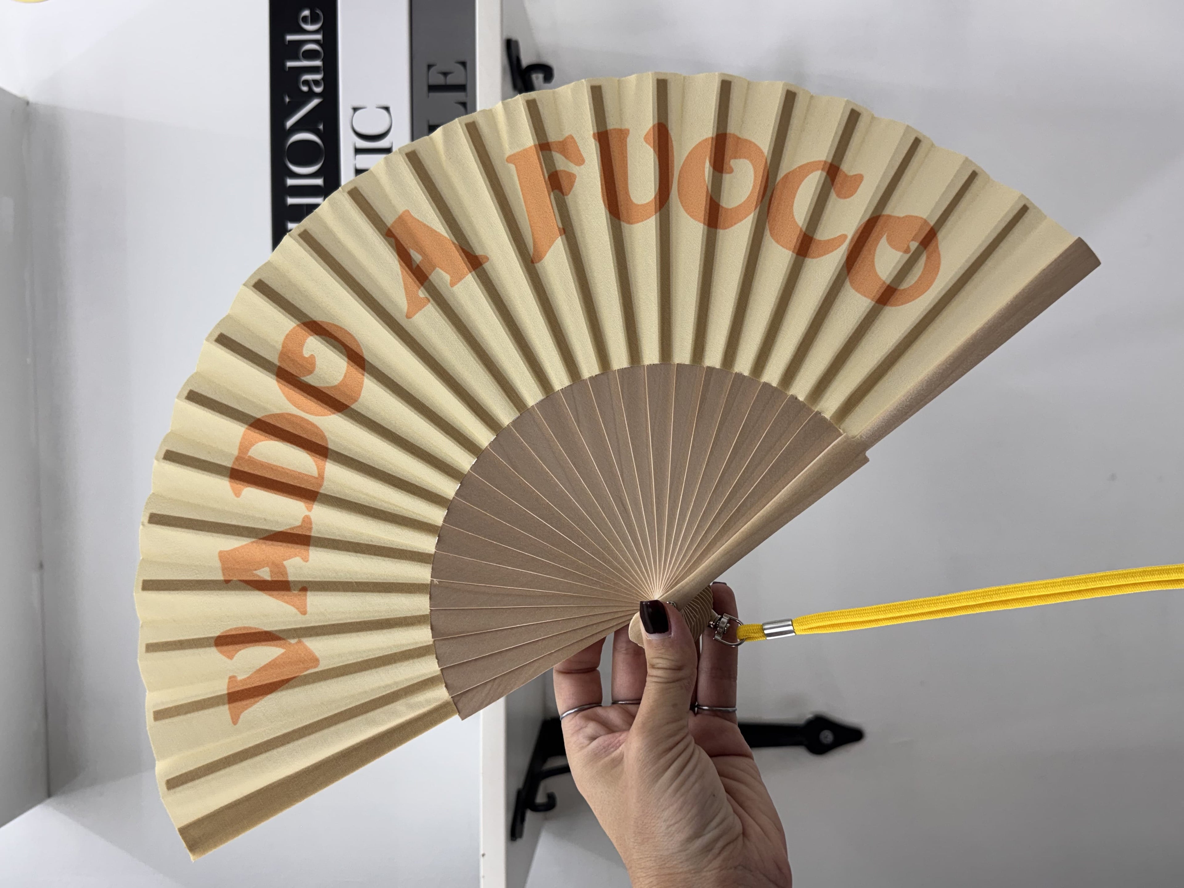 Ventaglio in Legno Chic con Tracolla – Grafiche Pop e Scritte Ironiche