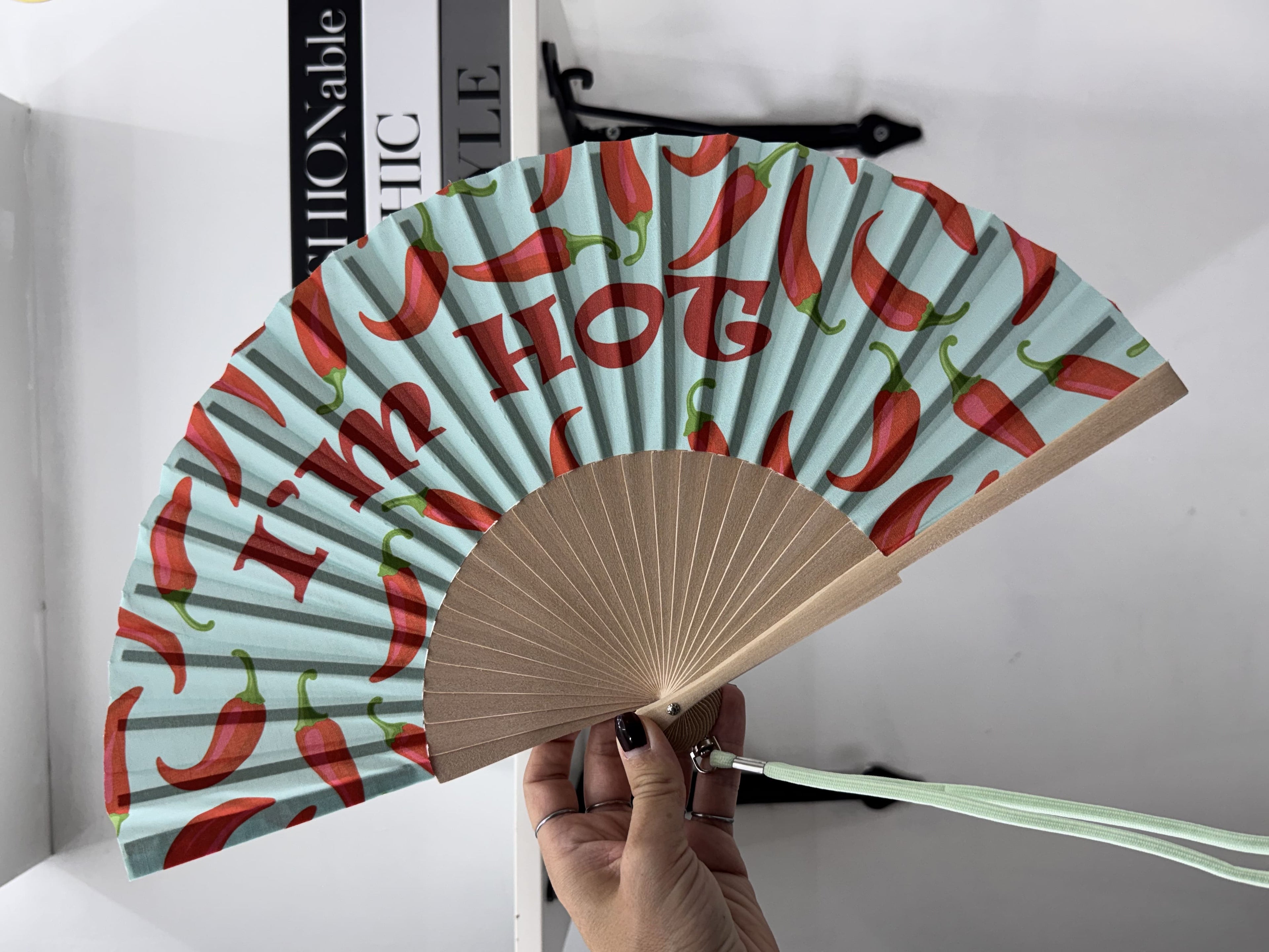 Ventaglio in Legno Chic con Tracolla – Grafiche Pop e Scritte Ironiche