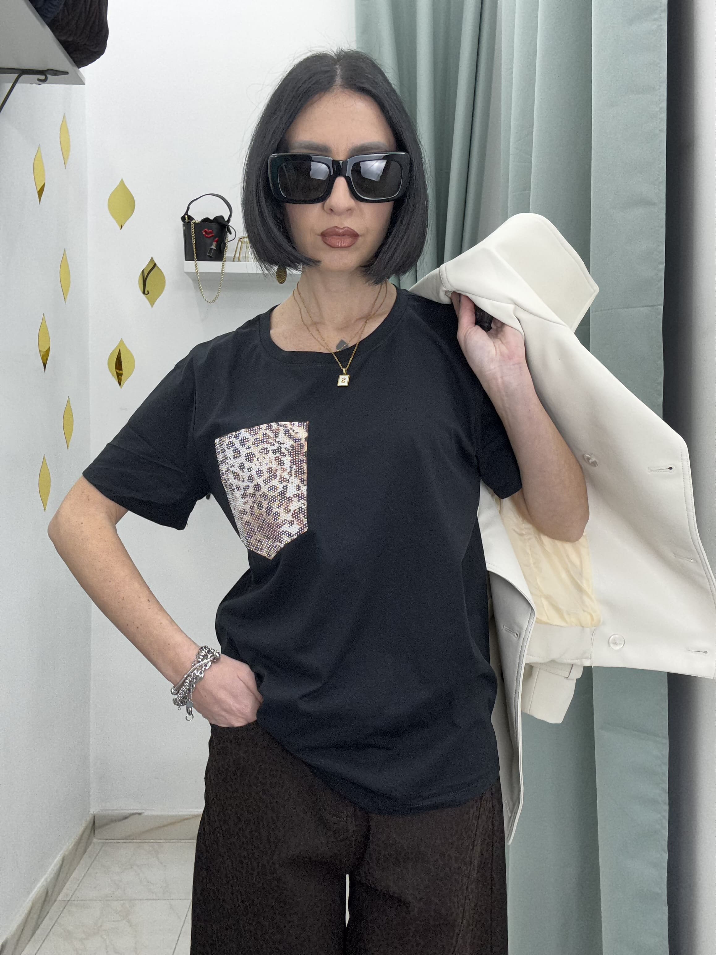 T-Shirt Donna Nera con Finta Tasca di Strass Maculata – Vestibilità Regolare