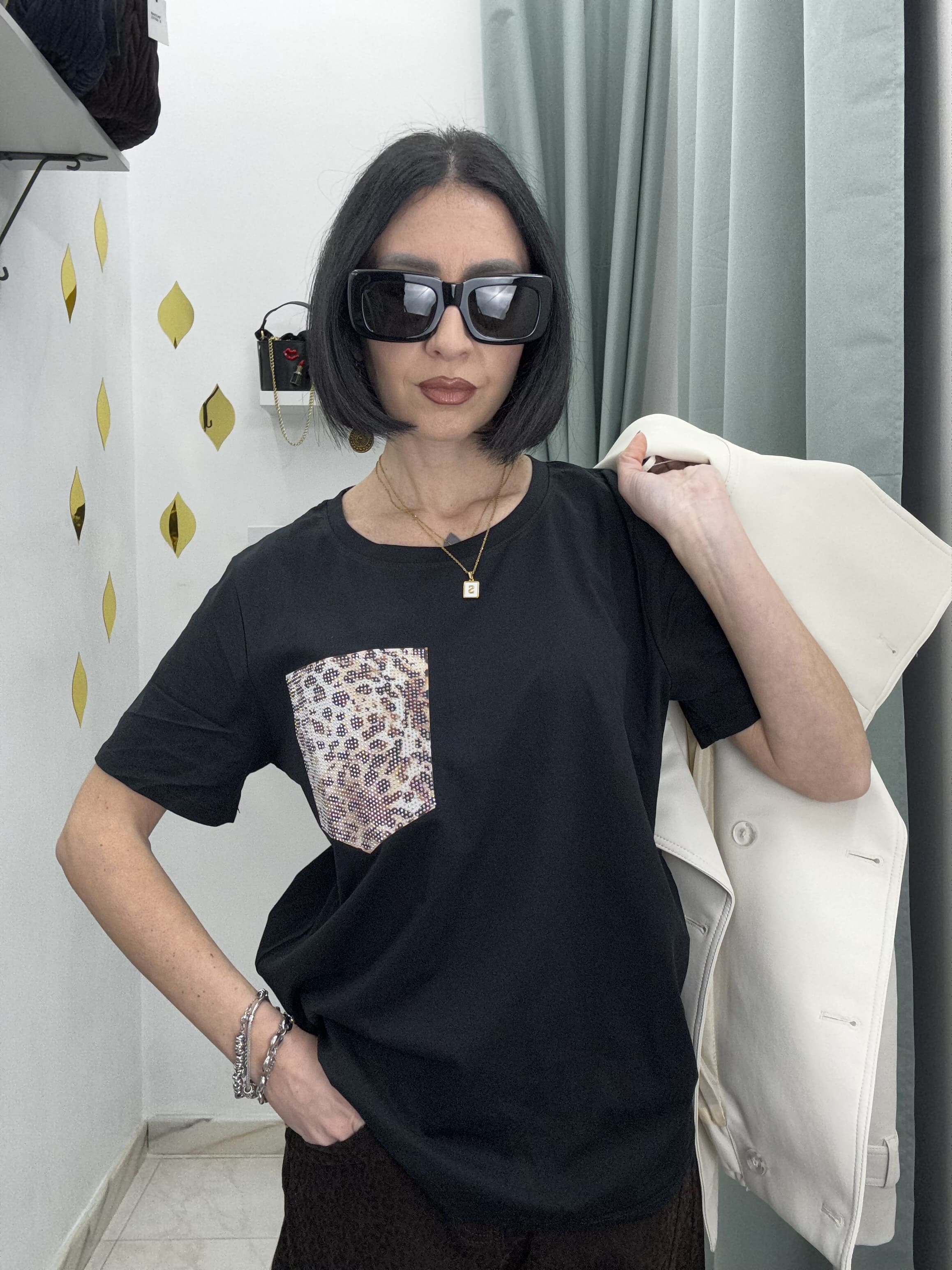 T-Shirt Donna Nera con Finta Tasca di Strass Maculata – Vestibilità Regolare