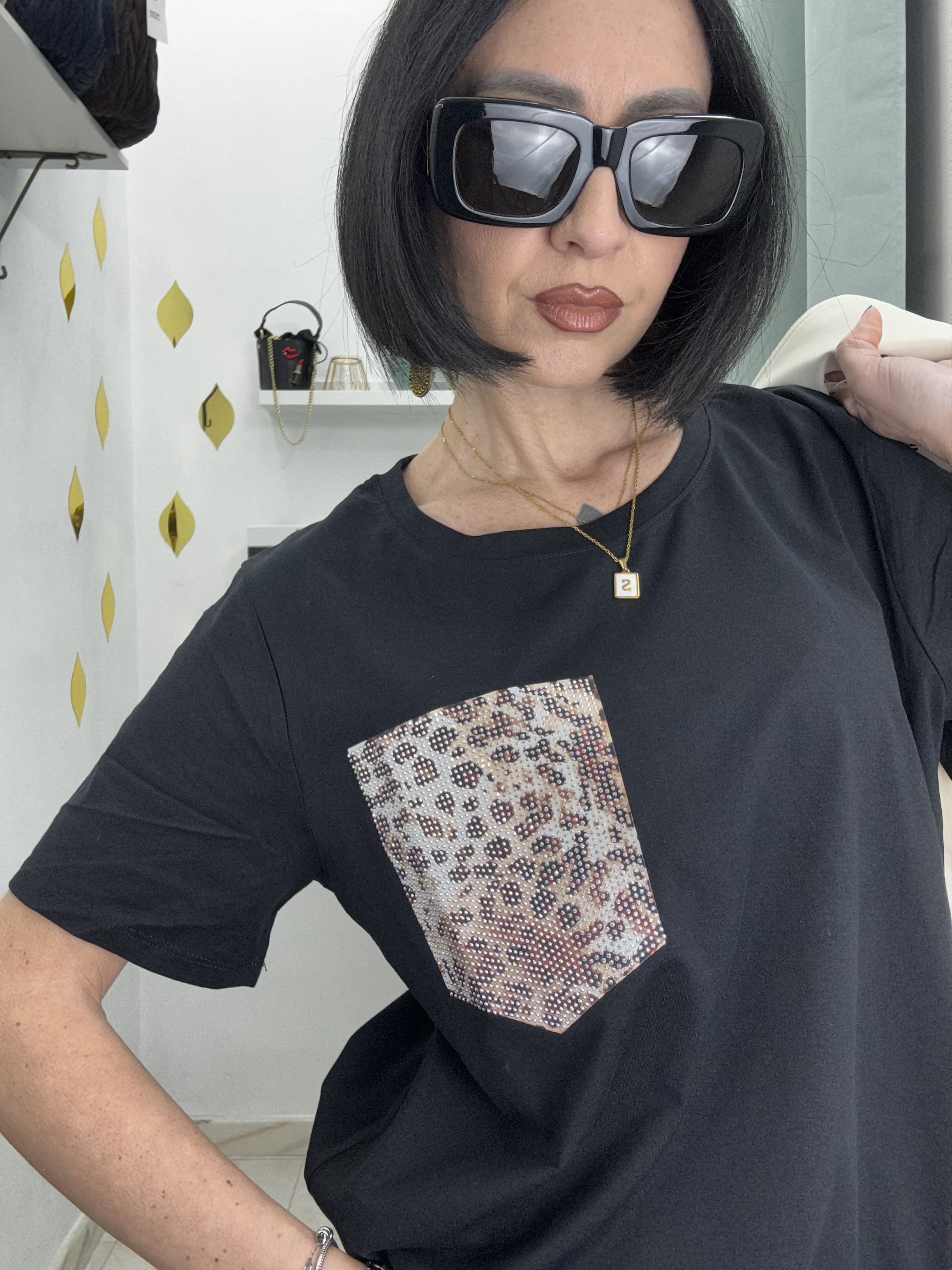 T-Shirt Donna Nera con Finta Tasca di Strass Maculata – Vestibilità Regolare