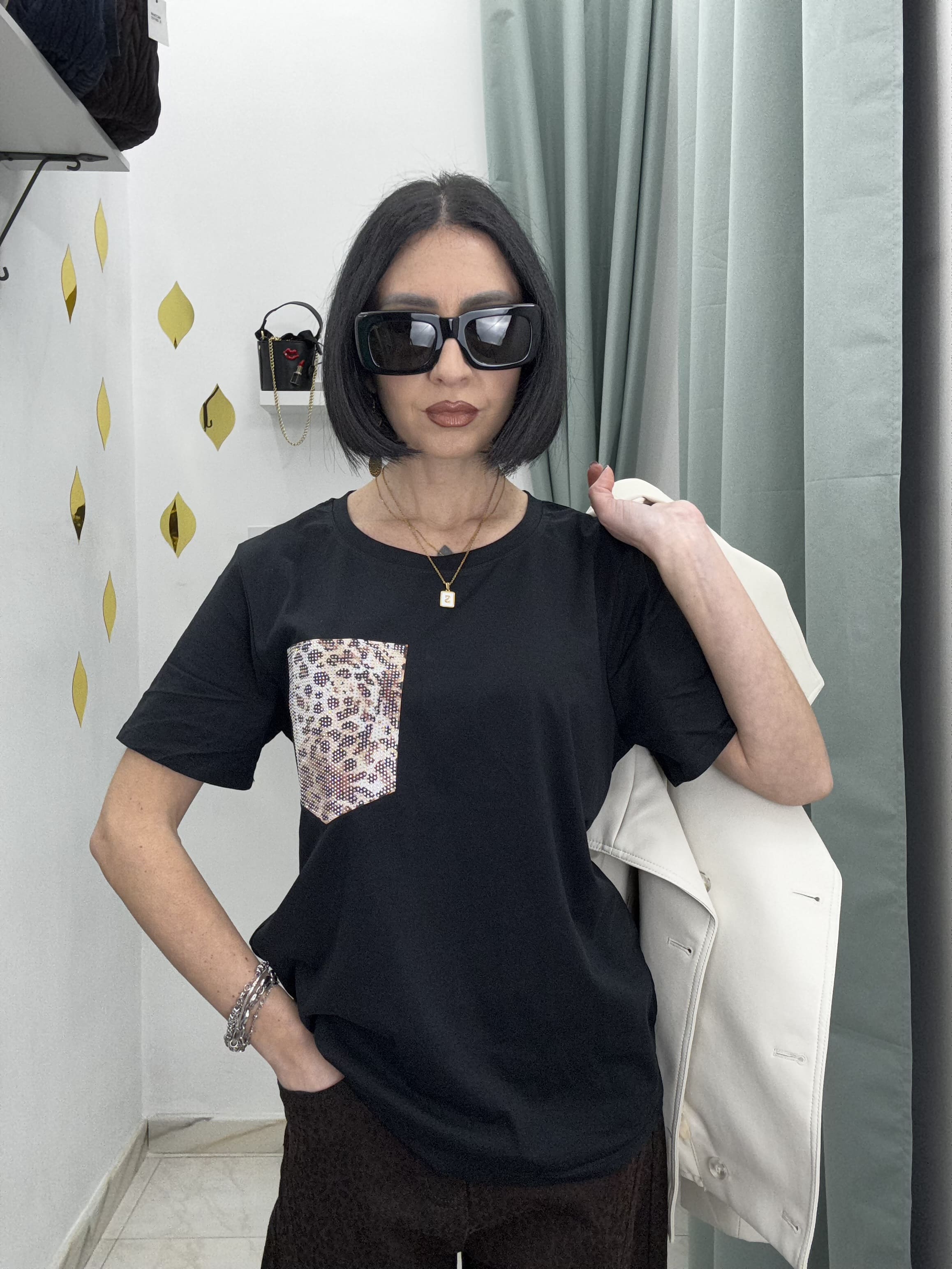 T-Shirt Donna Nera con Finta Tasca di Strass Maculata – Vestibilità Regolare
