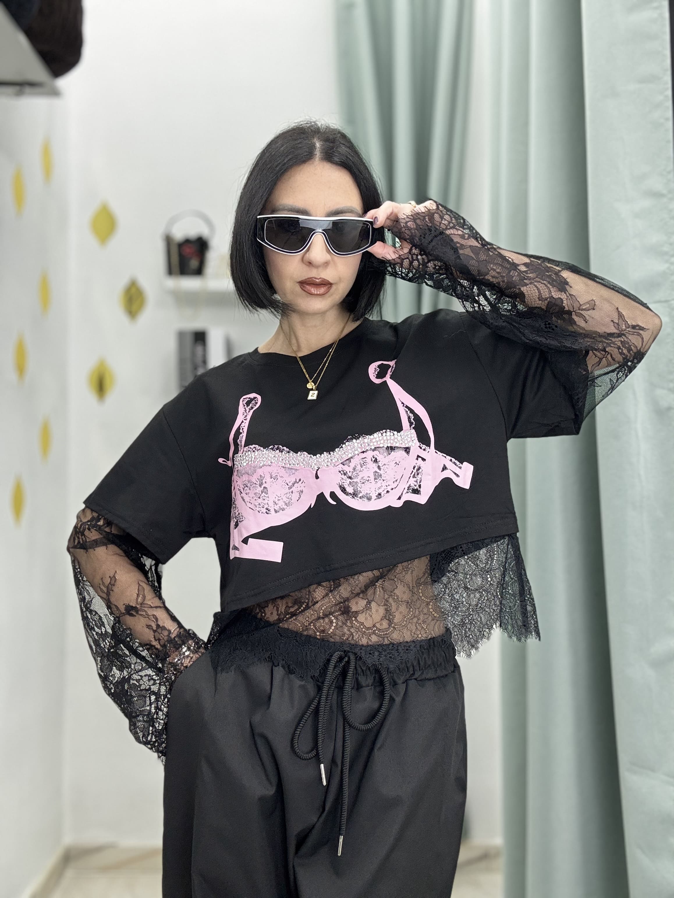 Maglia Crop Donna in Cotone con Maniche e Base in Pizzo, Stampa Reggiseno e Strass – Nera o Beige