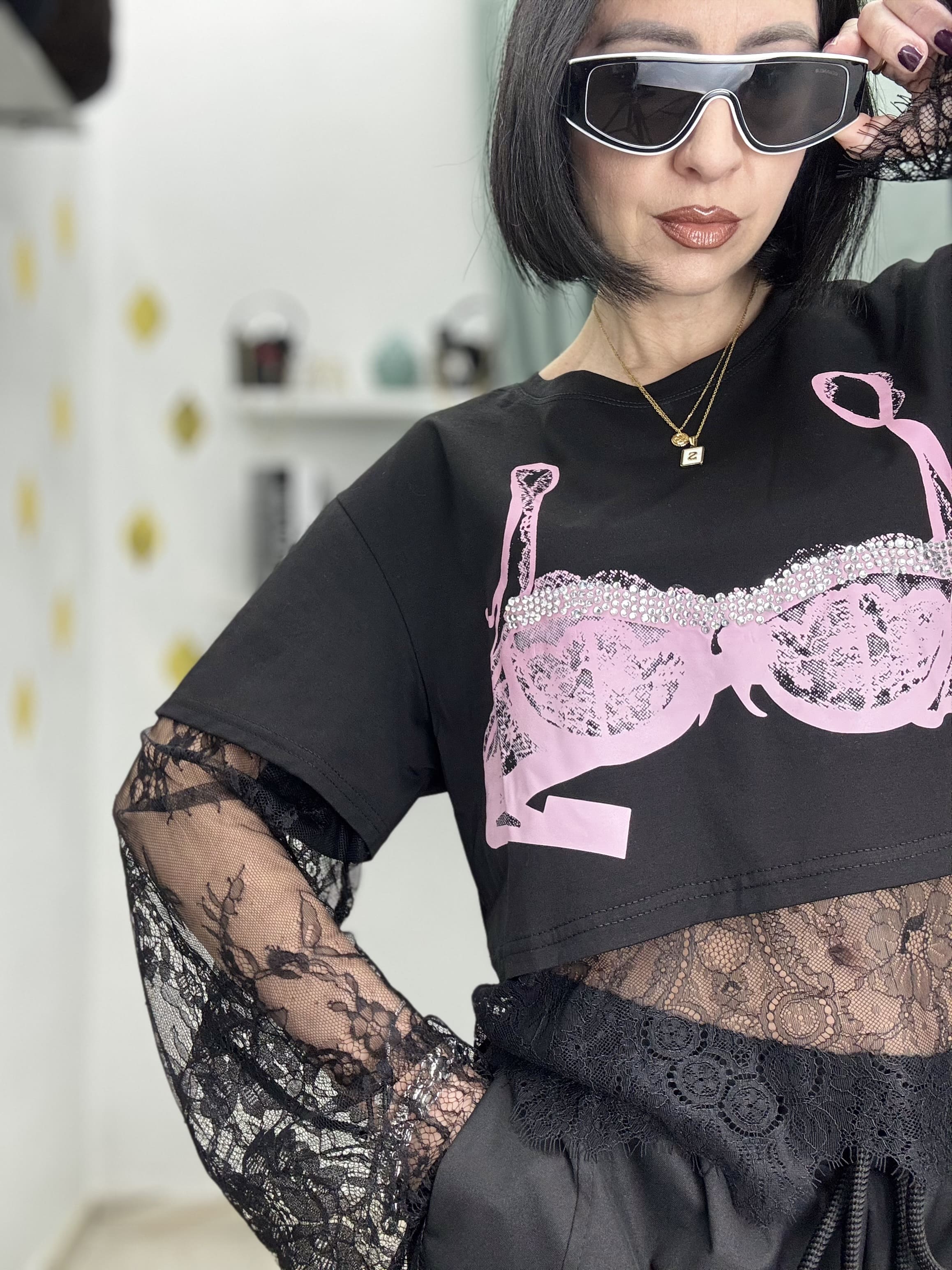 Maglia Crop Donna in Cotone con Maniche e Base in Pizzo, Stampa Reggiseno e Strass – Nera o Beige