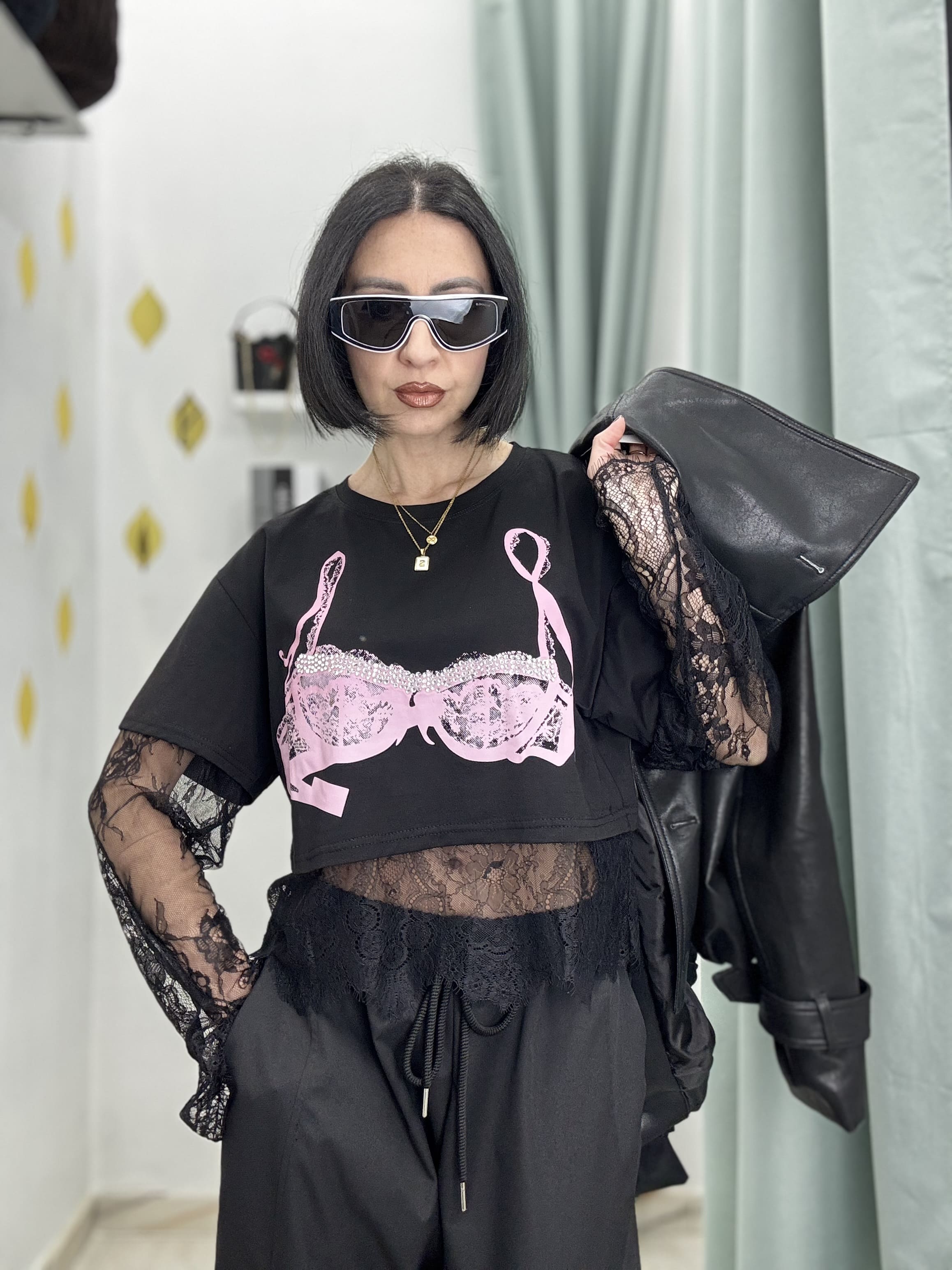 Maglia Crop Donna in Cotone con Maniche e Base in Pizzo, Stampa Reggiseno e Strass – Nera o Beige