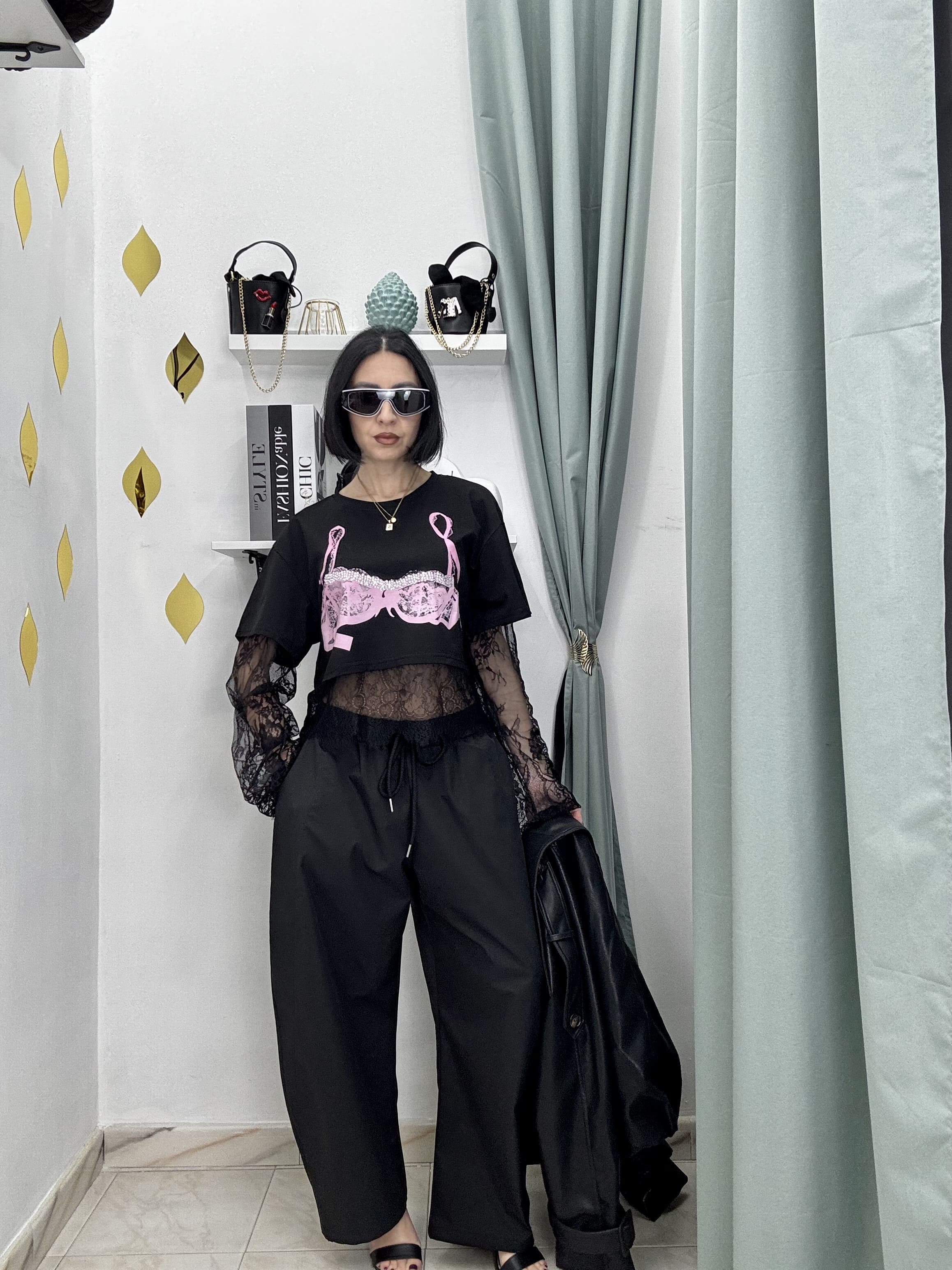 Maglia Crop Donna in Cotone con Maniche e Base in Pizzo, Stampa Reggiseno e Strass – Nera o Beige