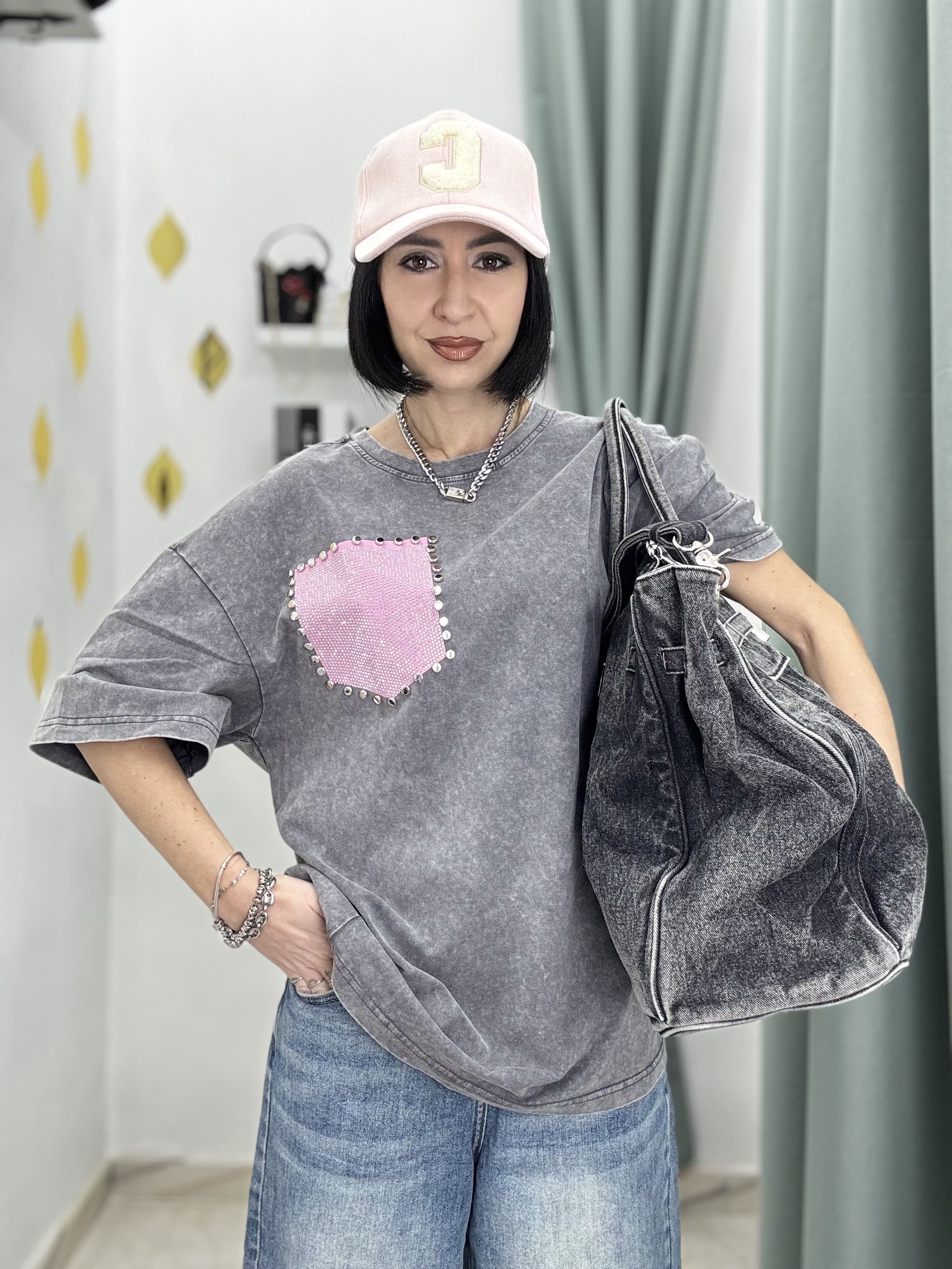 T-shirt Donna Oversize in Cotone con Tasca Rosa Strass e Borchiette – Grigio Slavato