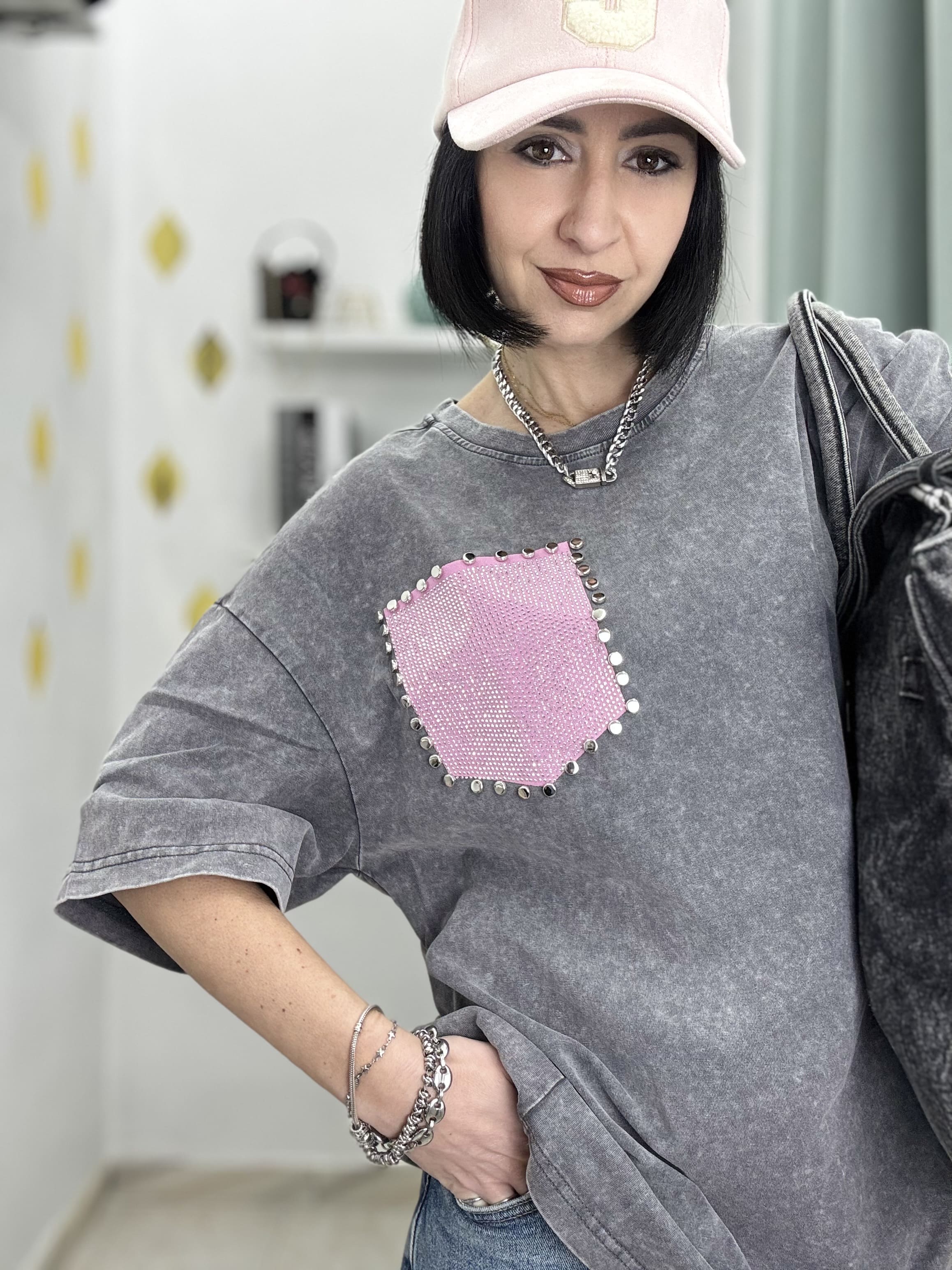 T-shirt Donna Oversize in Cotone con Tasca Rosa Strass e Borchiette – Grigio Slavato