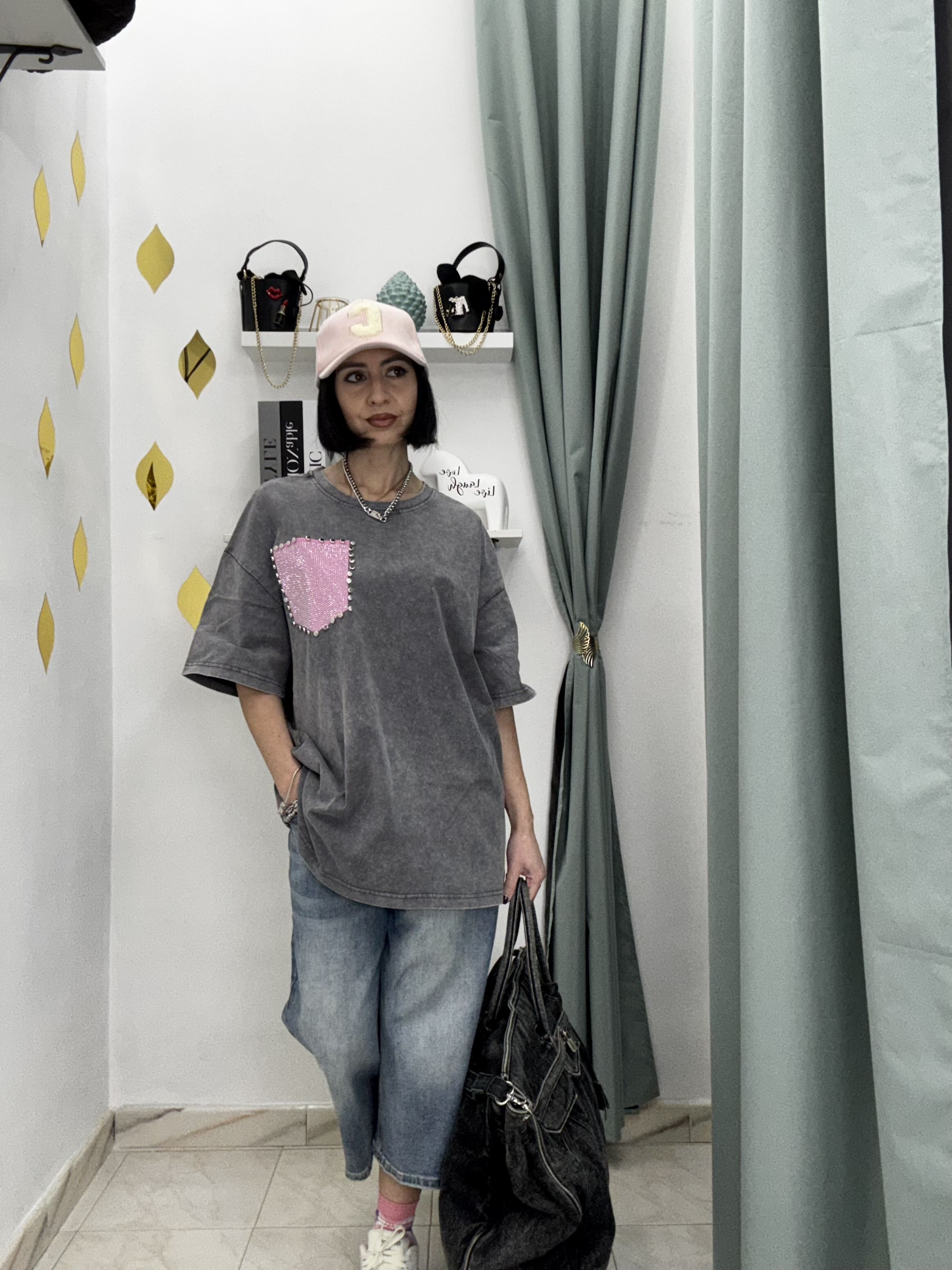 T-shirt Donna Oversize in Cotone con Tasca Rosa Strass e Borchiette – Grigio Slavato
