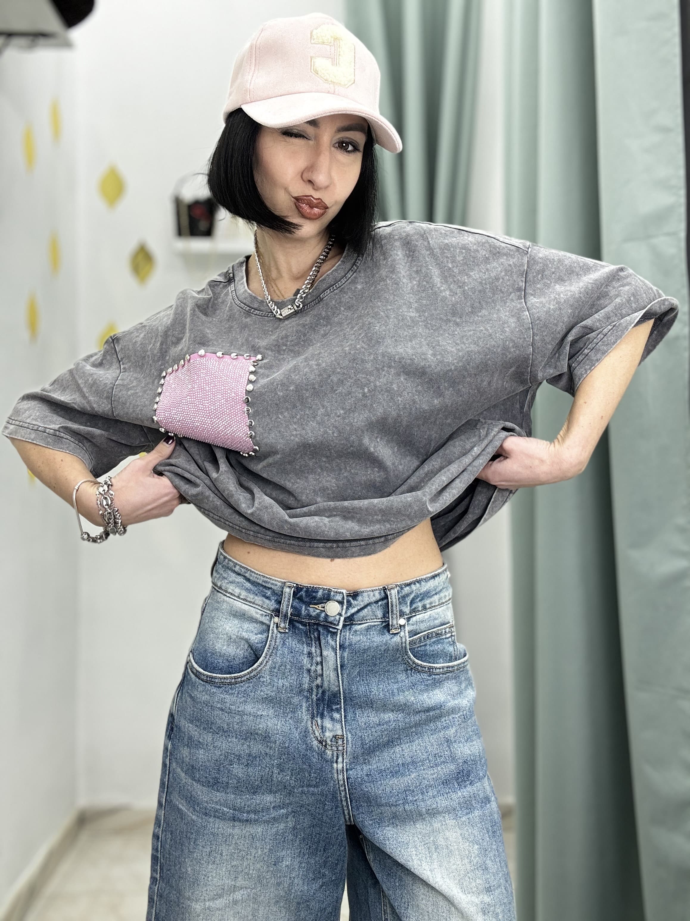 T-shirt Donna Oversize in Cotone con Tasca Rosa Strass e Borchiette – Grigio Slavato
