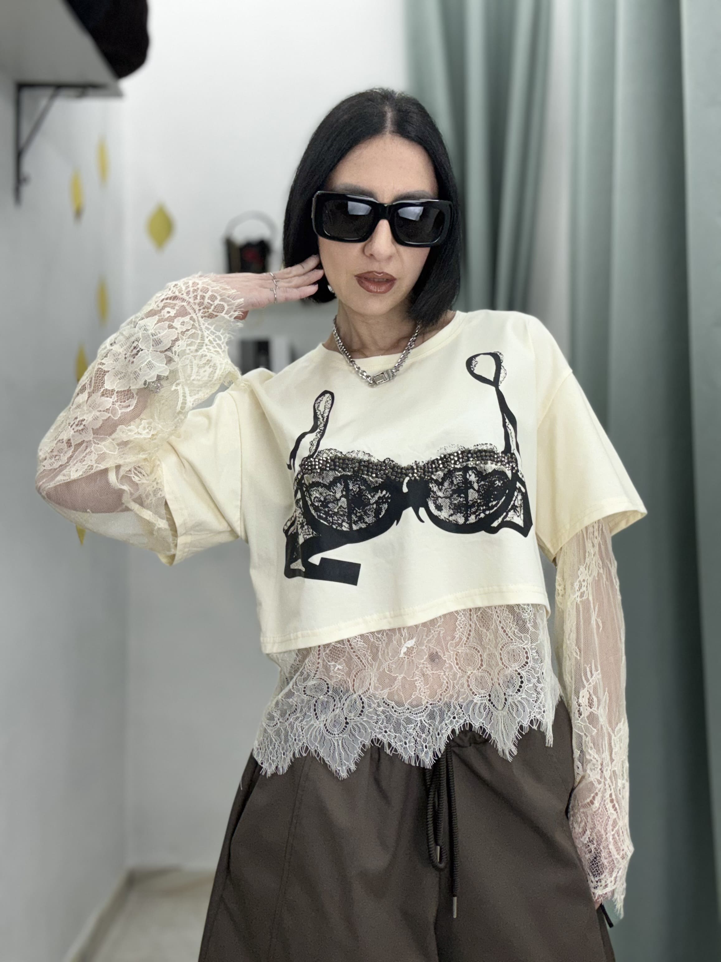 Maglia Crop Donna in Cotone con Maniche e Base in Pizzo, Stampa Reggiseno e Strass – Nera o Beige