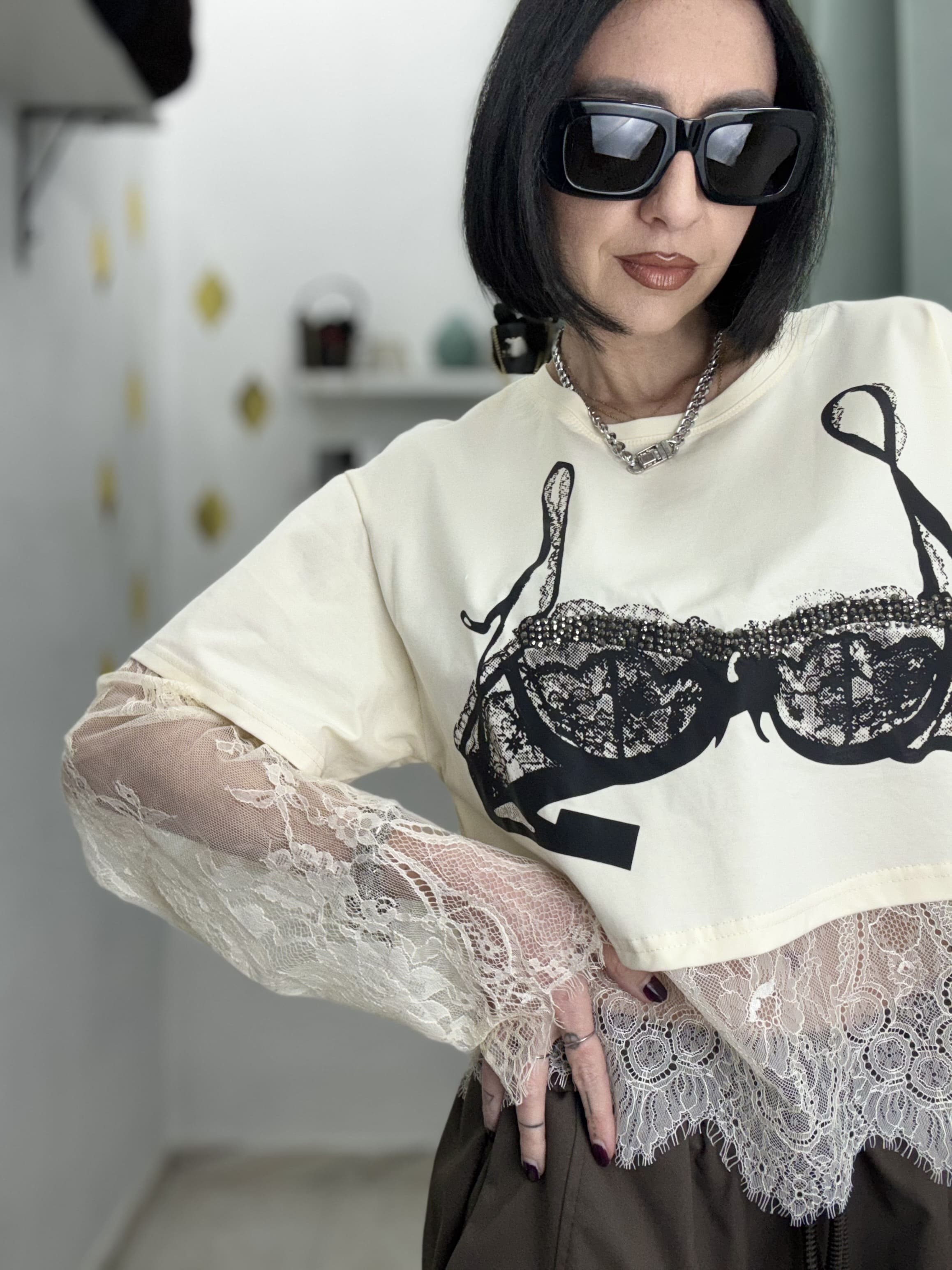 Maglia Crop Donna in Cotone con Maniche e Base in Pizzo, Stampa Reggiseno e Strass – Nera o Beige