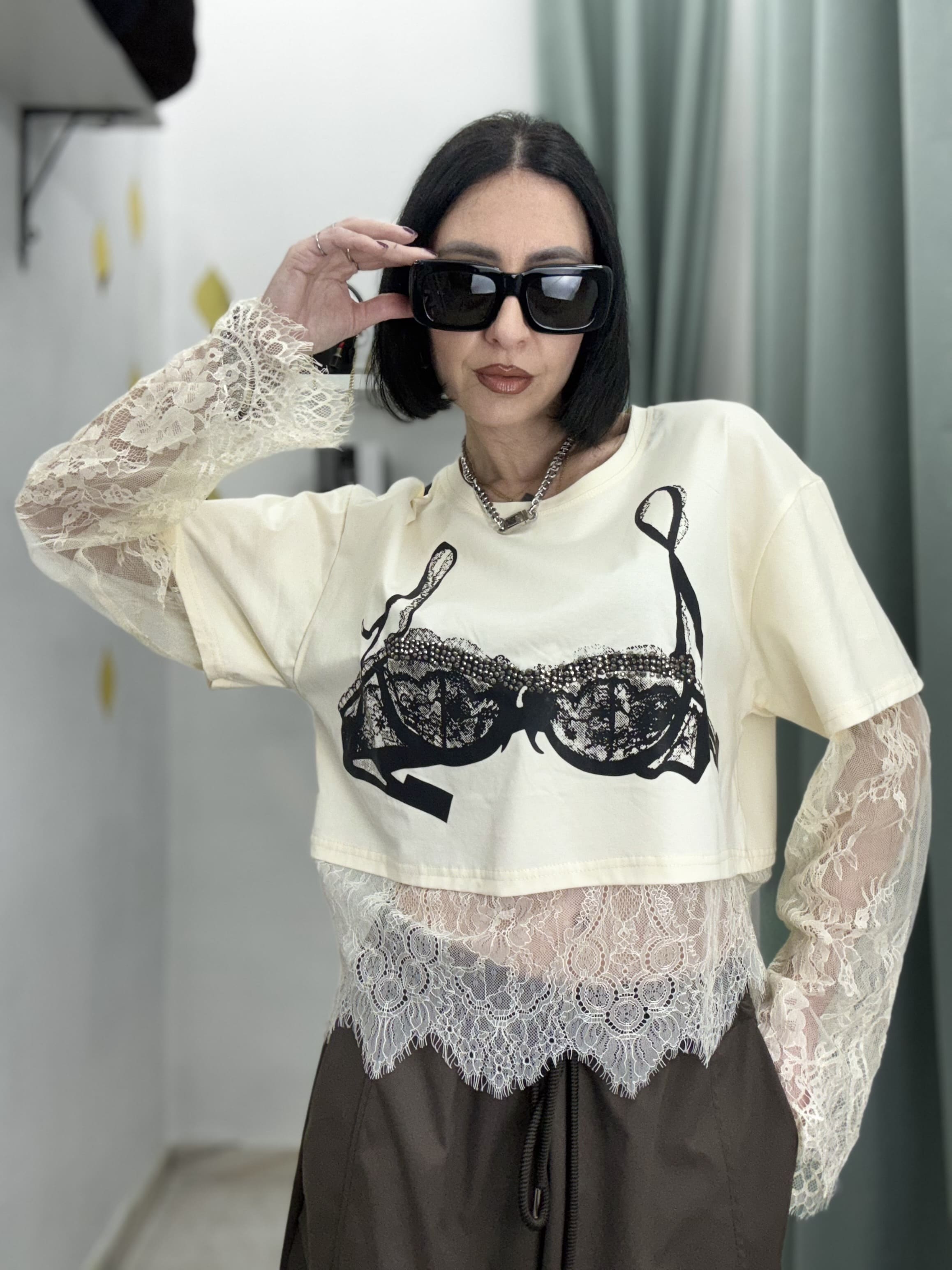 Maglia Crop Donna in Cotone con Maniche e Base in Pizzo, Stampa Reggiseno e Strass – Nera o Beige