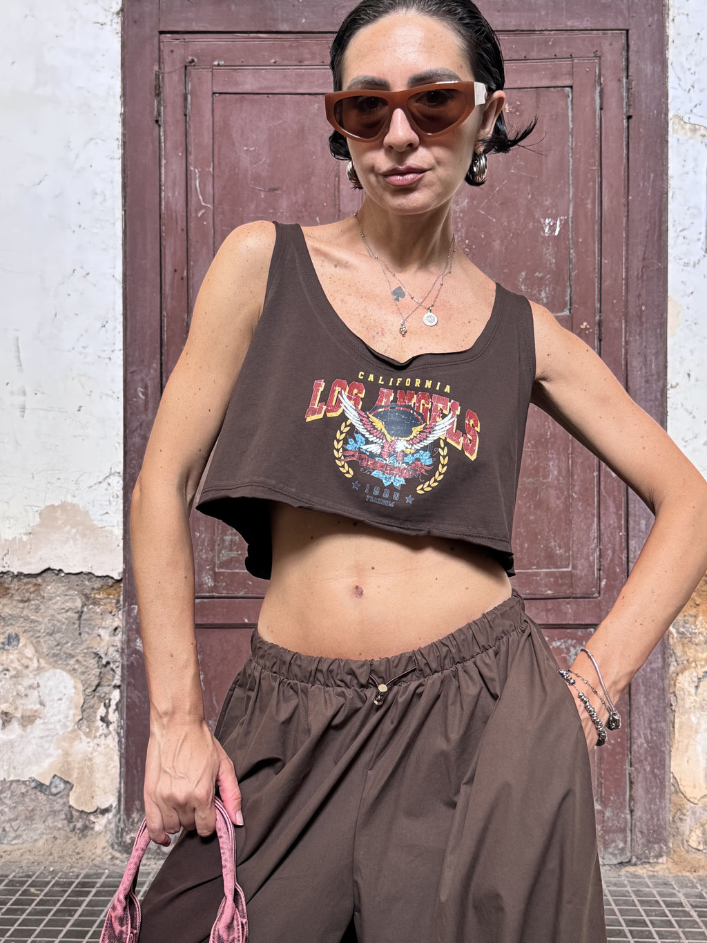 Crop Top Taglio Vivo con Stampa Vintage Graphic – Vestibilità Morbida | Nero, Verde Militare, Marrone